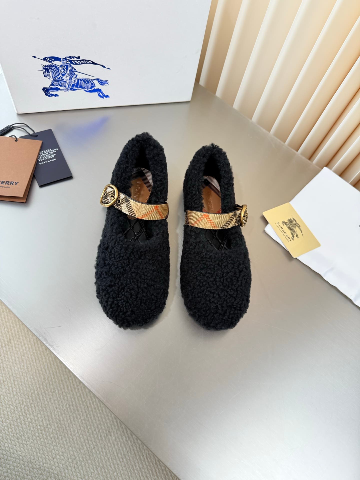 D3156 BURBERRY Lamb hair belt and Mary Jane shoes — image 1