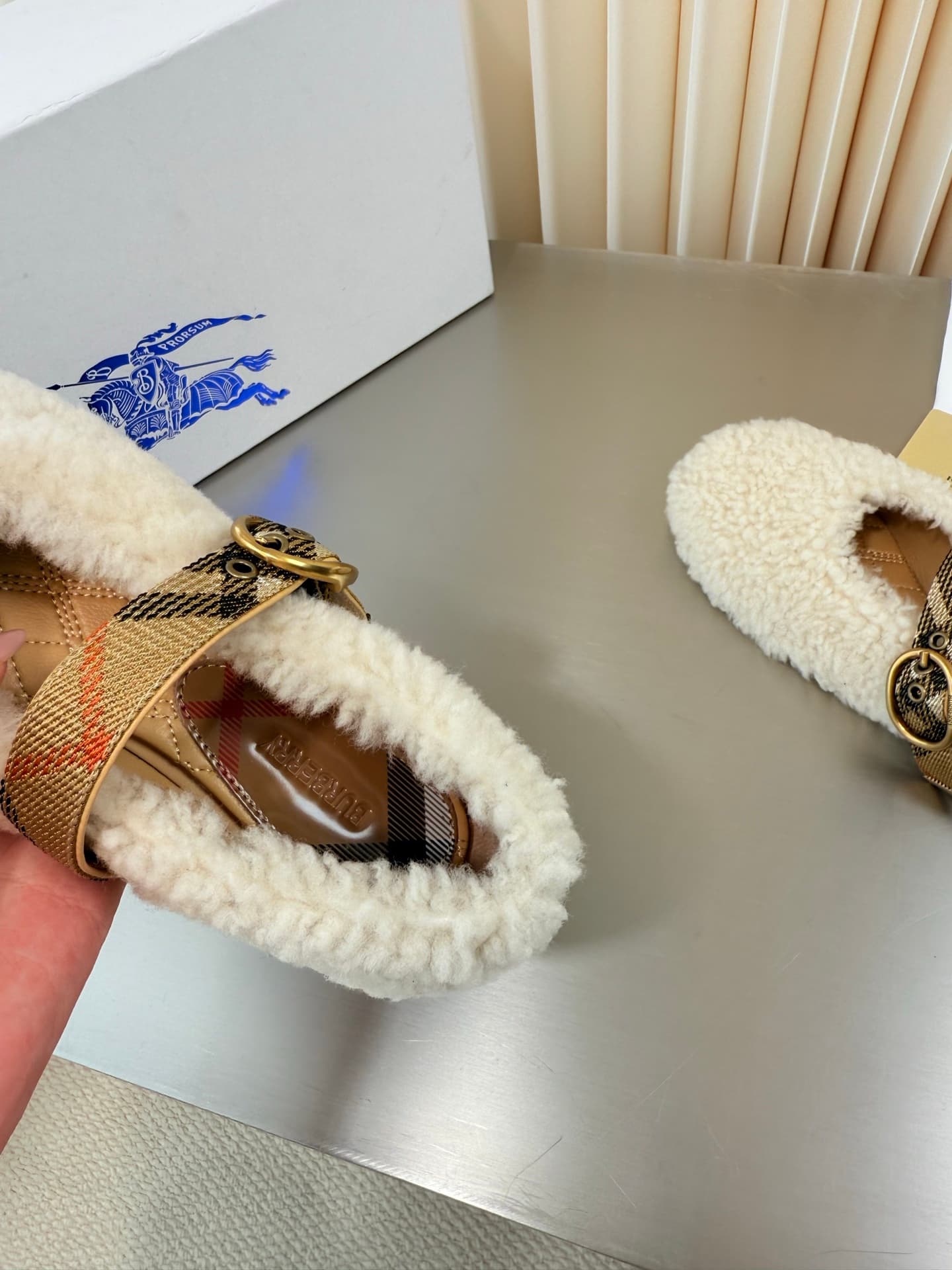 D3154 BURBERRY Lamb hair bandlets and Mary Jane shoes — image 7