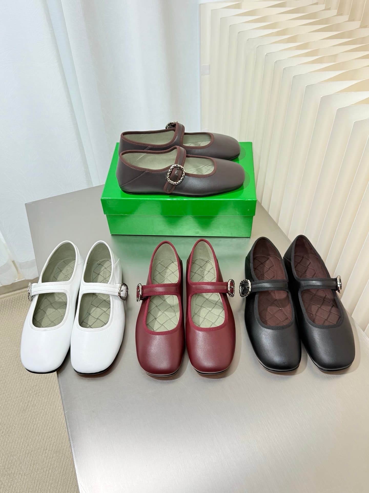 D13738 BV vintage/retro square-toe flat bread shoes — image 2