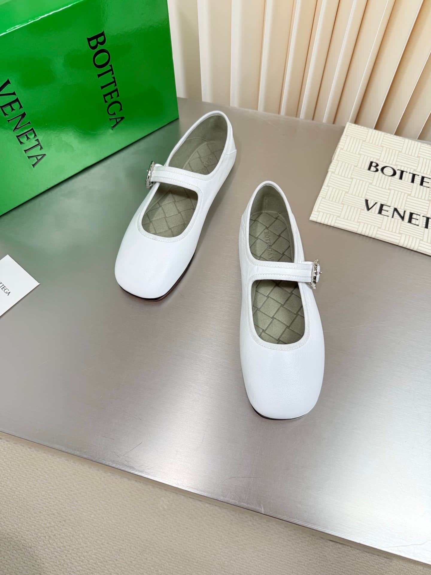 D13737 BV vintage/retro square-toe flatbread shoes — image 3