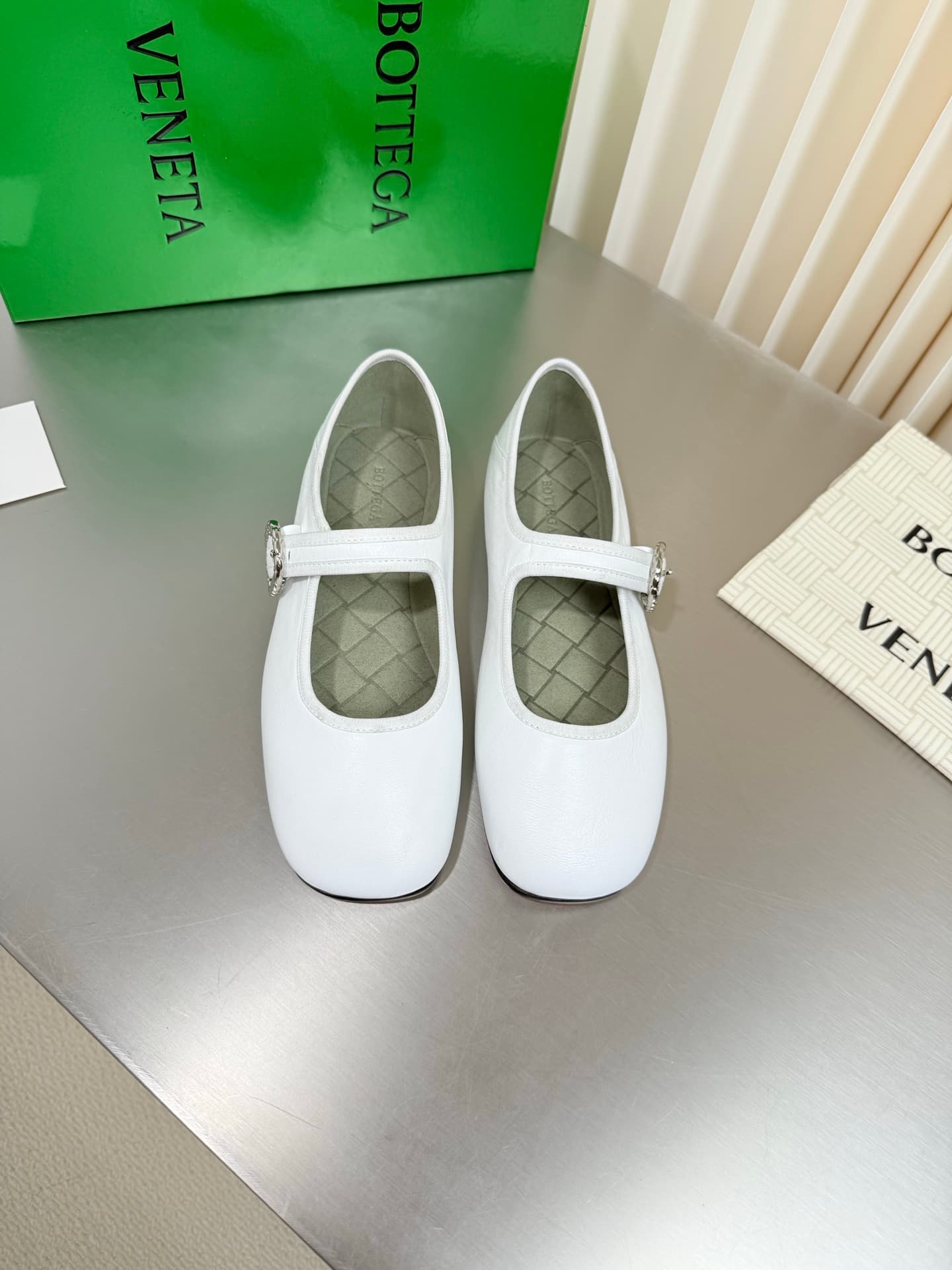 D13737 BV vintage/retro square-toe flatbread shoes — image 1