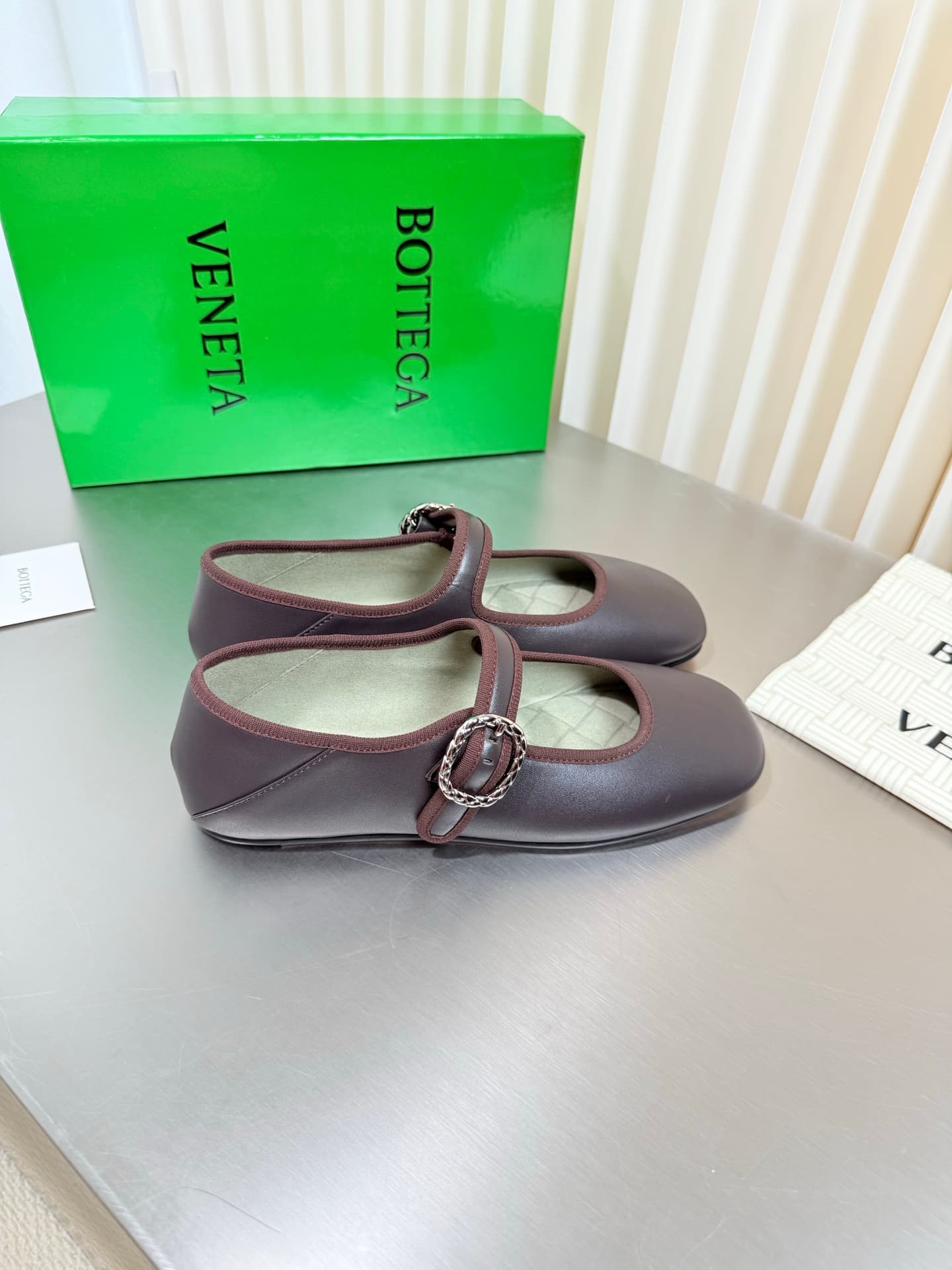 D13736 BV vintage/retro square-toe flatbread shoes — image 2