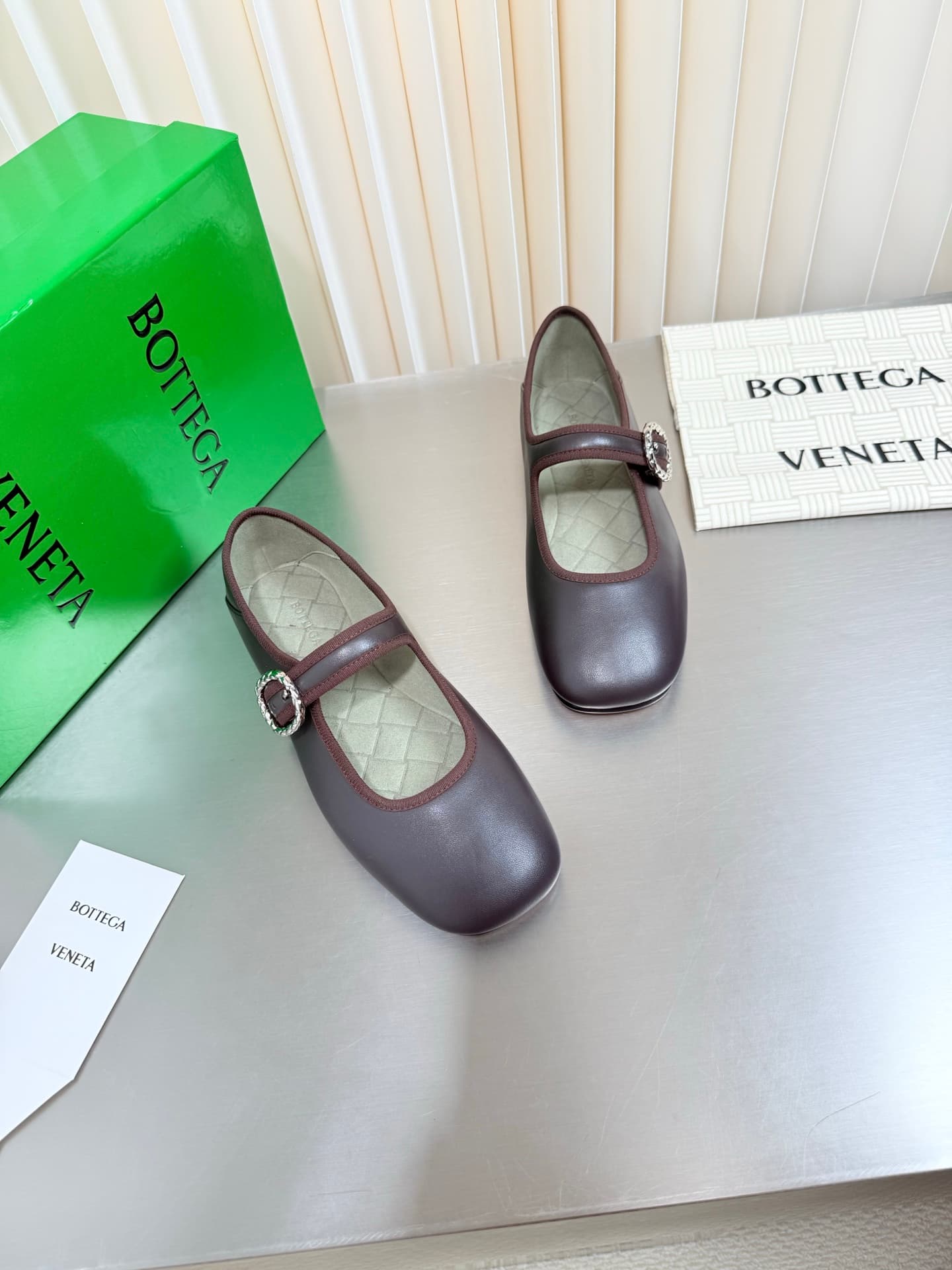 D13736 BV vintage/retro square-toe flatbread shoes — image 4