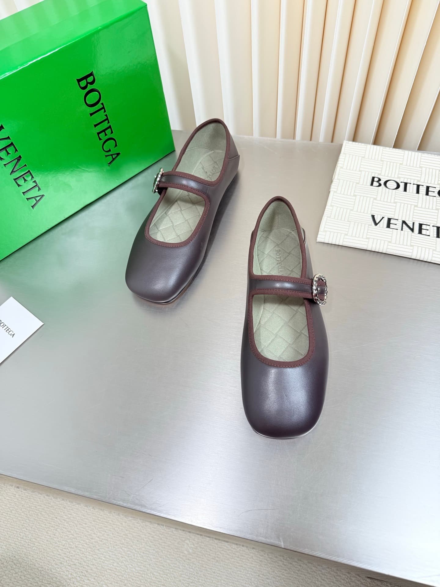 D13736 BV vintage/retro square-toe flatbread shoes — image 3