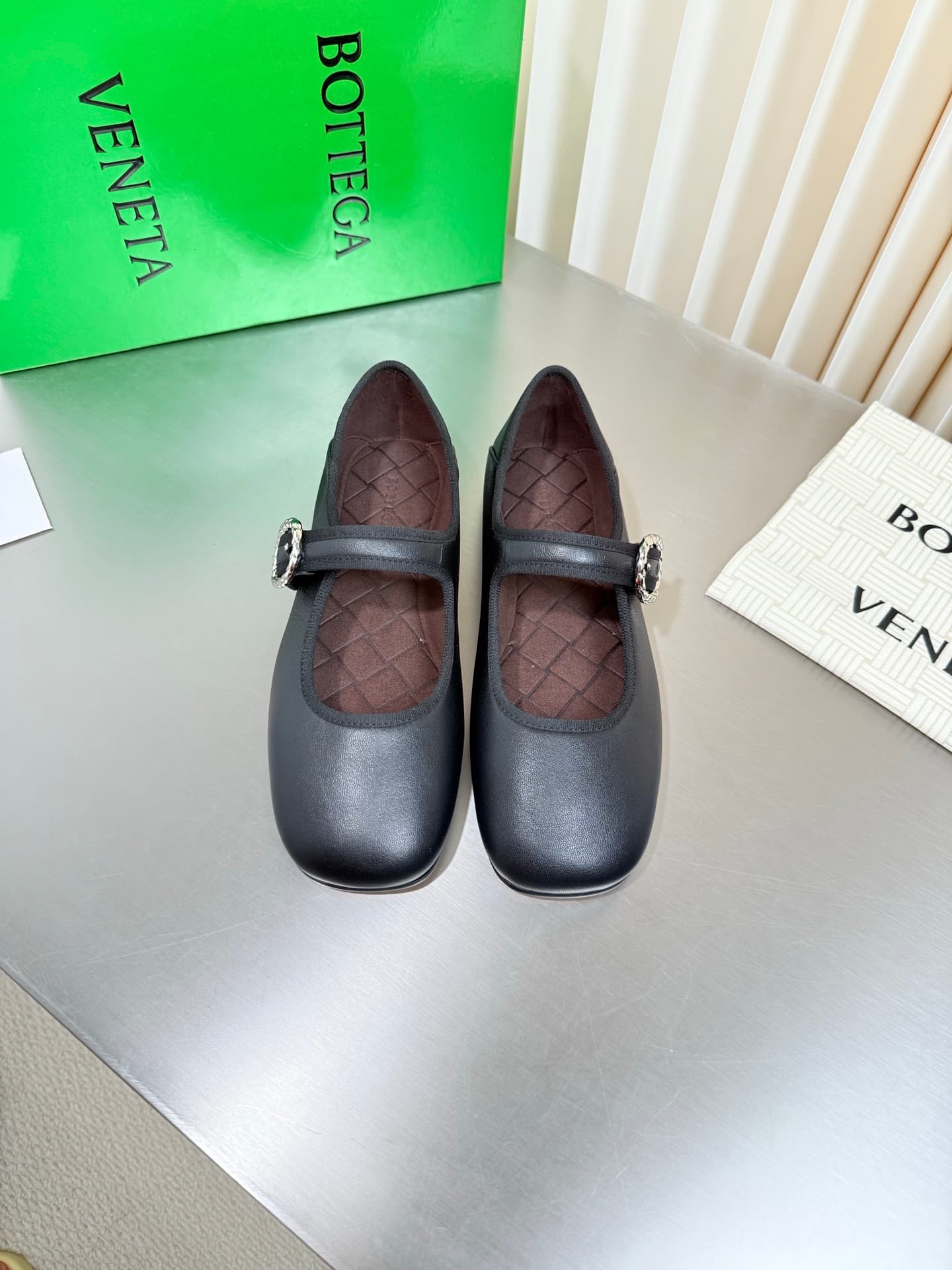 D13735 BV vintage/retro square-toe flatbread shoes — image 1