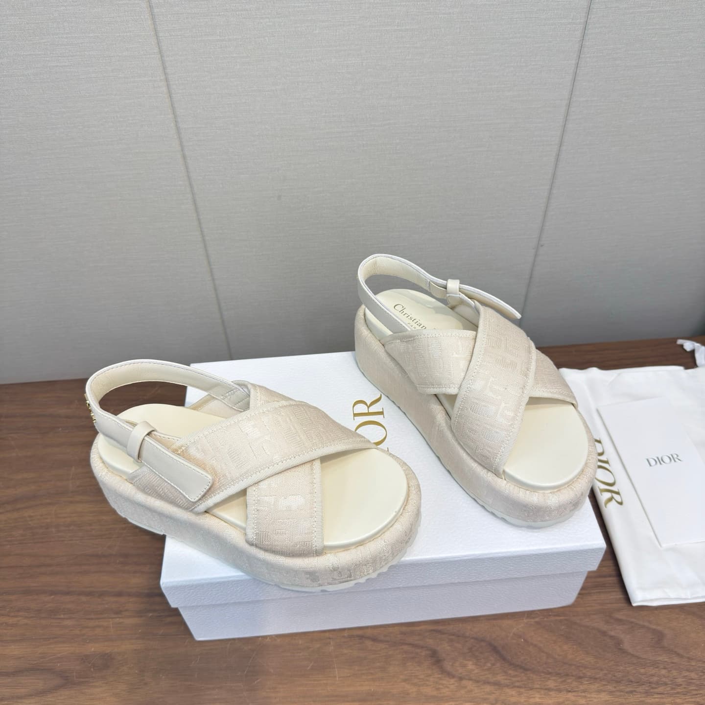 D5764 Dior 26ss – New spring/summer styles, thick-bottom slippers/flip-flops — image 3
