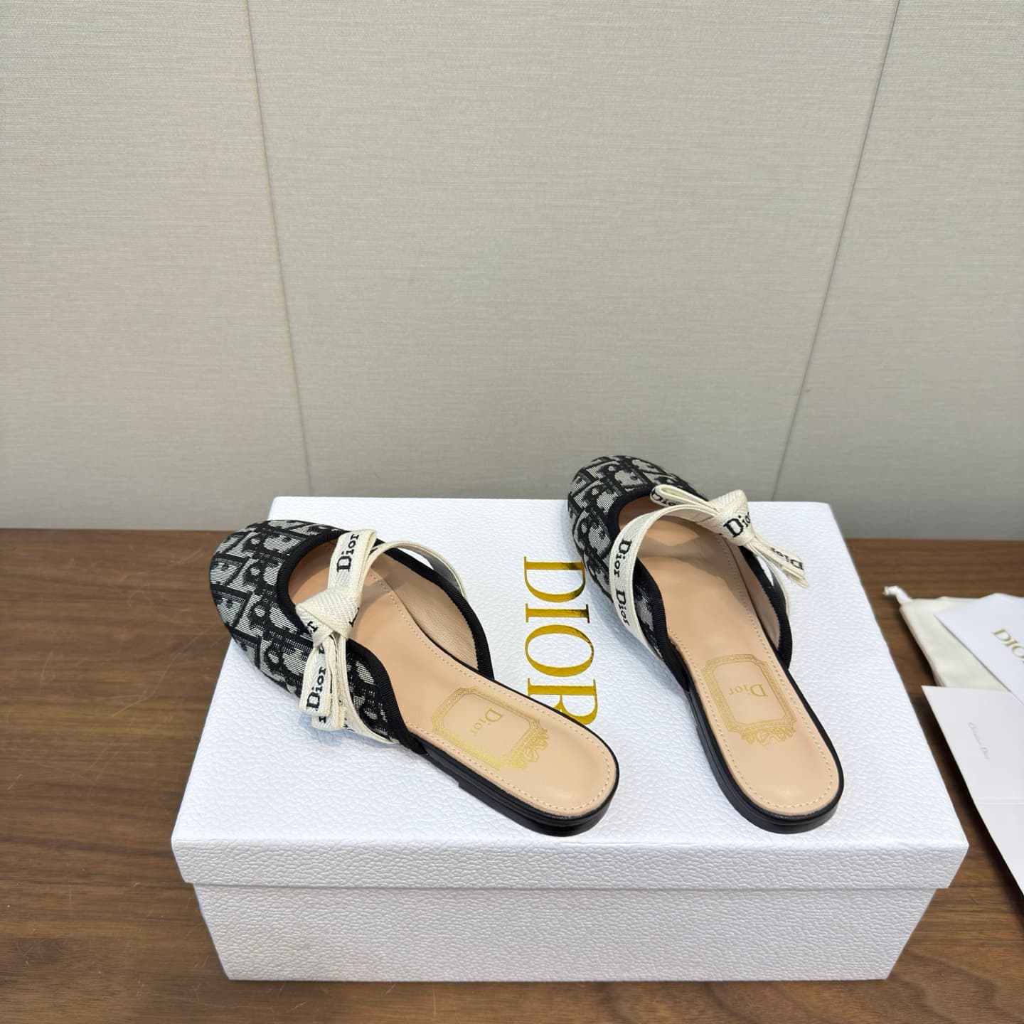D5890 Dior 2026 – Latest bow tie🎀 with a bowler cap!!! — image 8