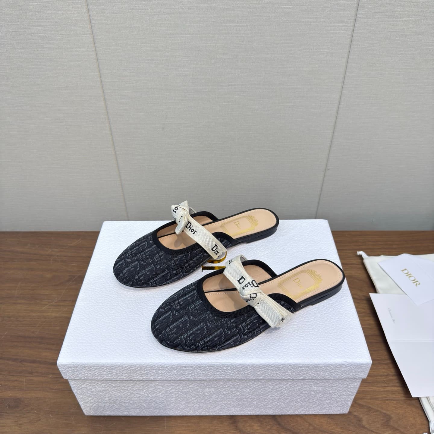 D5889 Dior 2026 – Latest bow 🎀 with a headband mules!!! — image 2