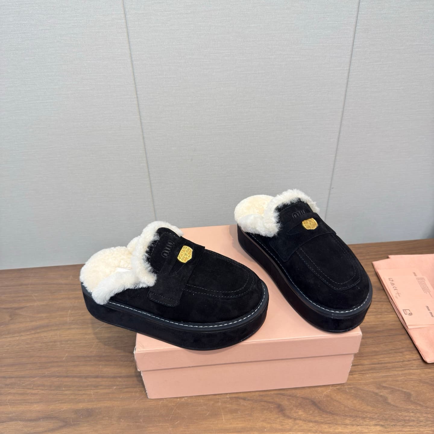 D10527 MiuMiu/缪缪’s latest popular autumn/winter bootie slippers made of fur — image 3