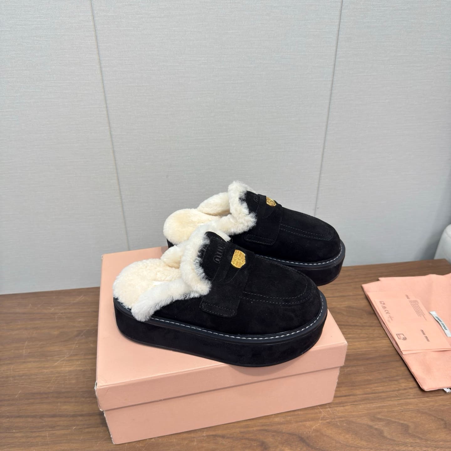 D10527 MiuMiu/缪缪’s latest popular autumn/winter bootie slippers made of fur — image 6