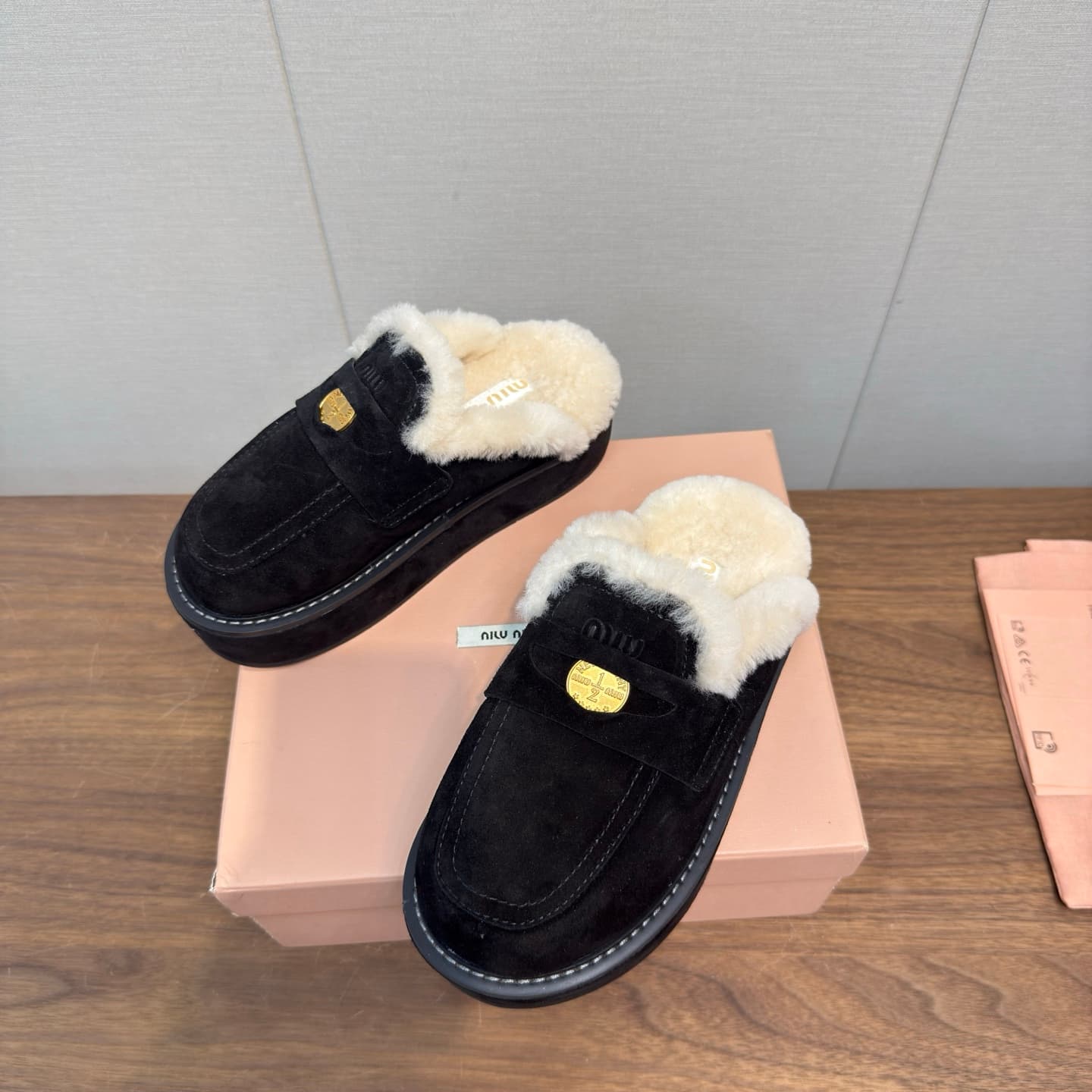 D10527 MiuMiu/缪缪’s latest popular autumn/winter bootie slippers made of fur — image 7