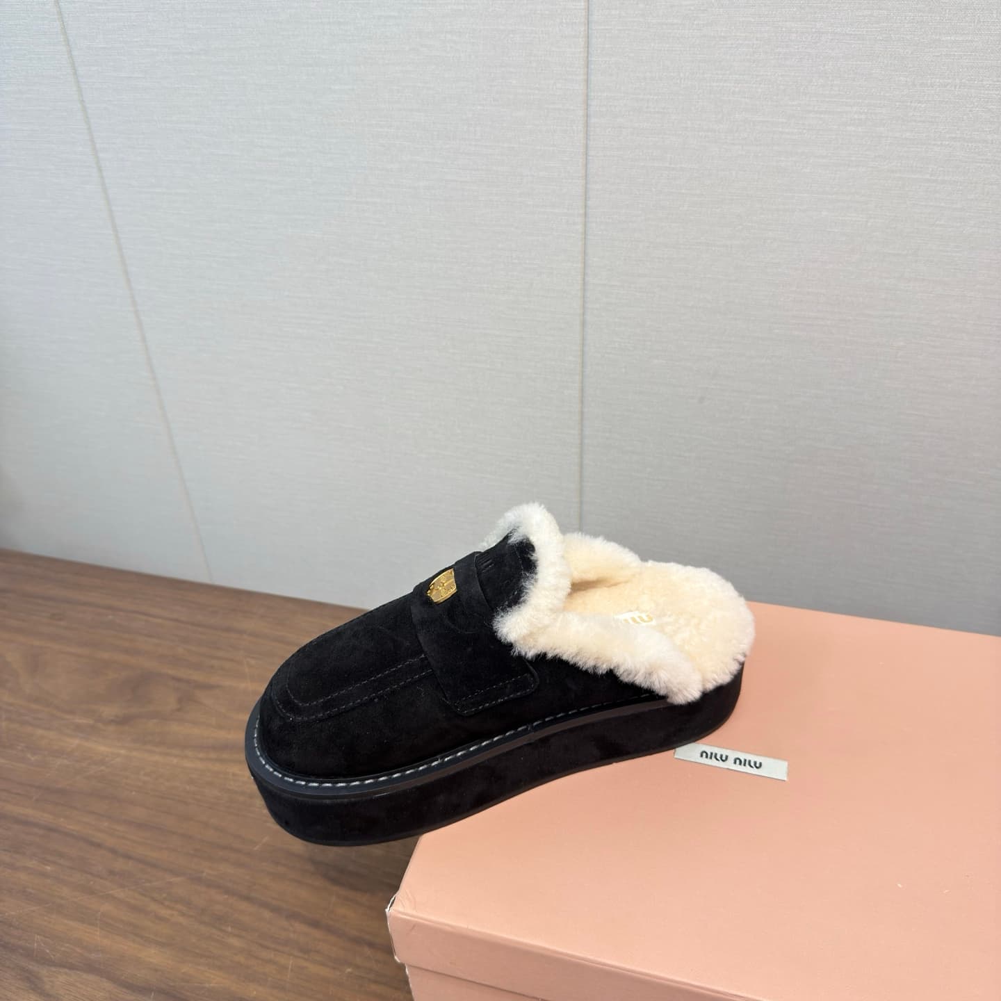 D10527 MiuMiu/缪缪’s latest popular autumn/winter bootie slippers made of fur — image 4