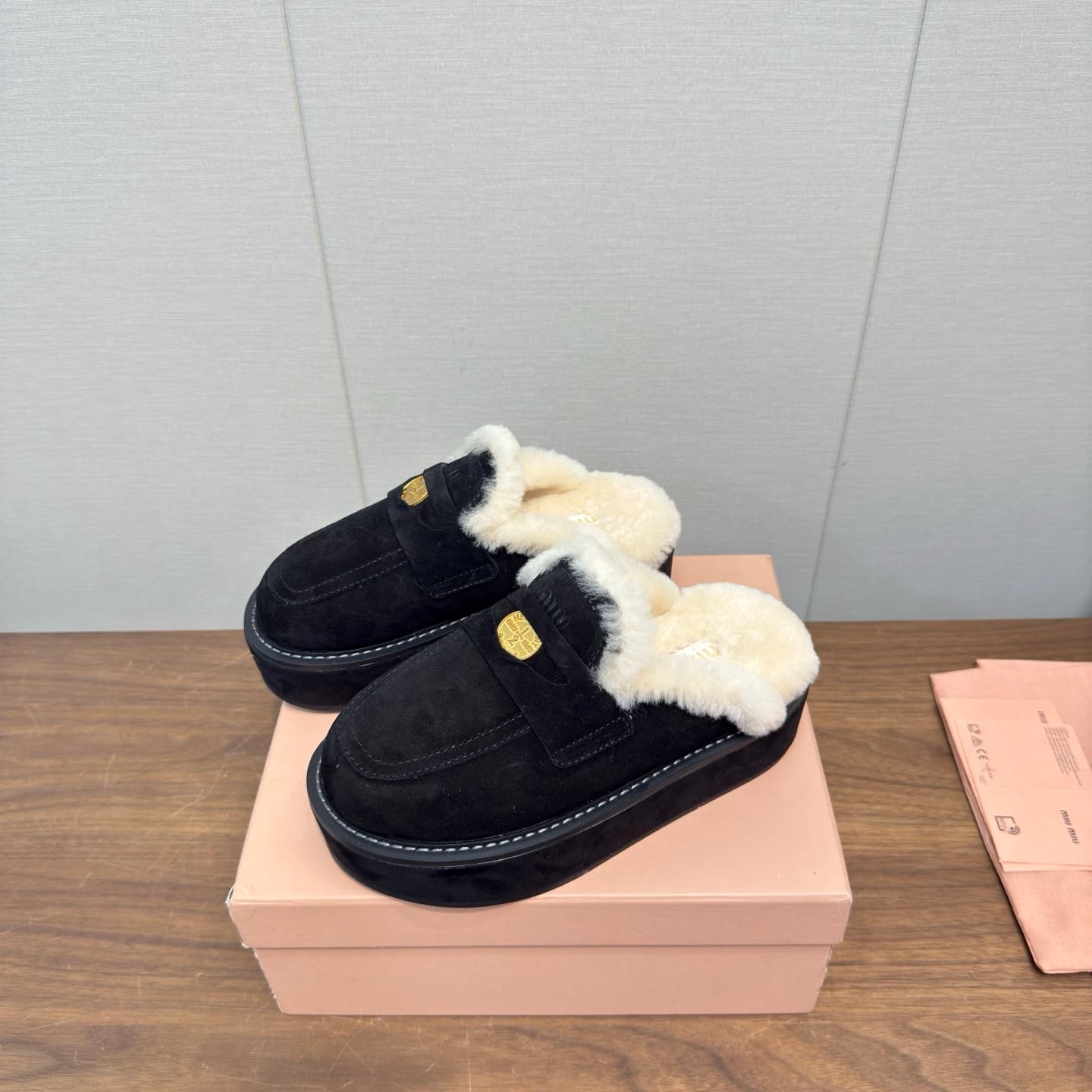 D10527 MiuMiu/缪缪’s latest popular autumn/winter bootie slippers made of fur — image 2