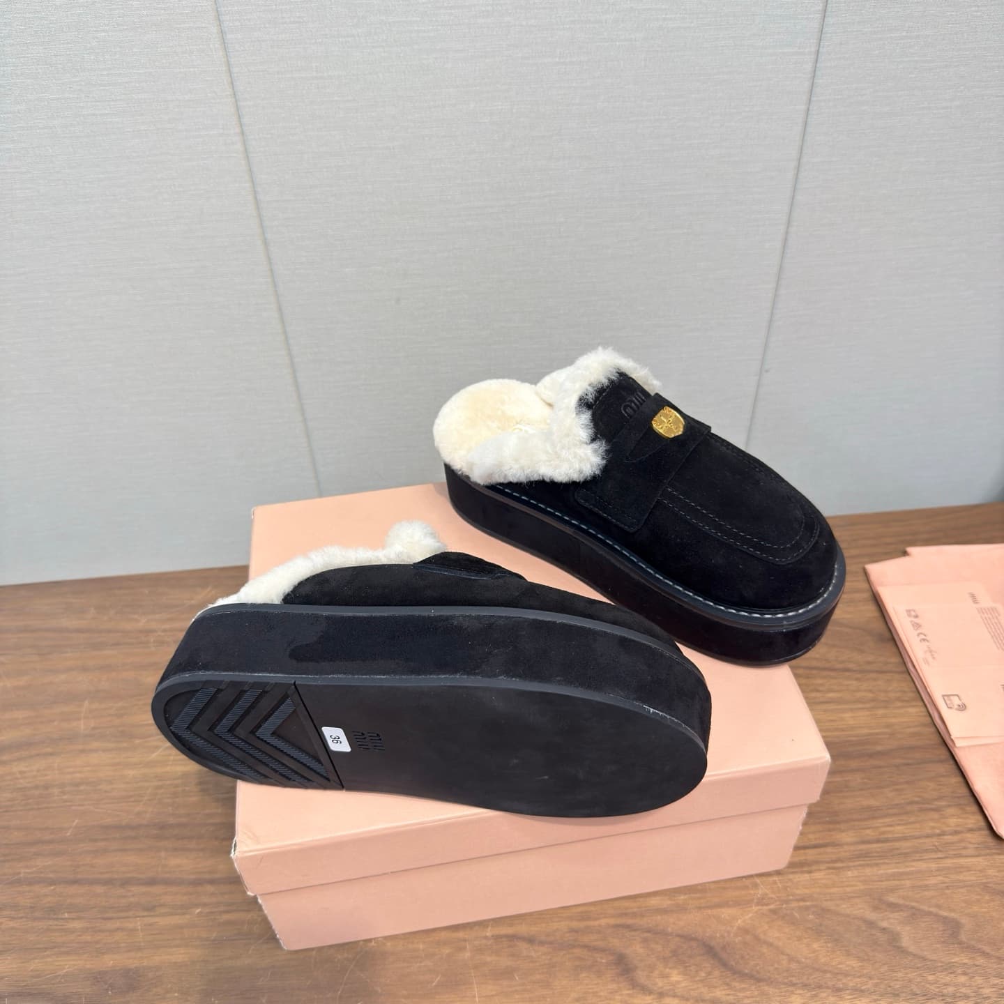 D10527 MiuMiu/缪缪’s latest popular autumn/winter bootie slippers made of fur — image 5