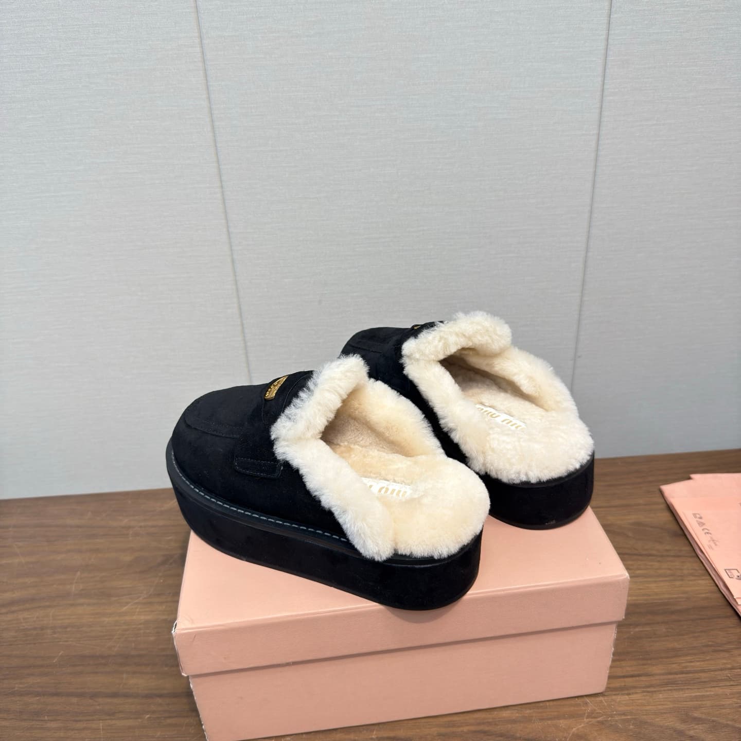 D10527 MiuMiu/缪缪’s latest popular autumn/winter bootie slippers made of fur — image 8