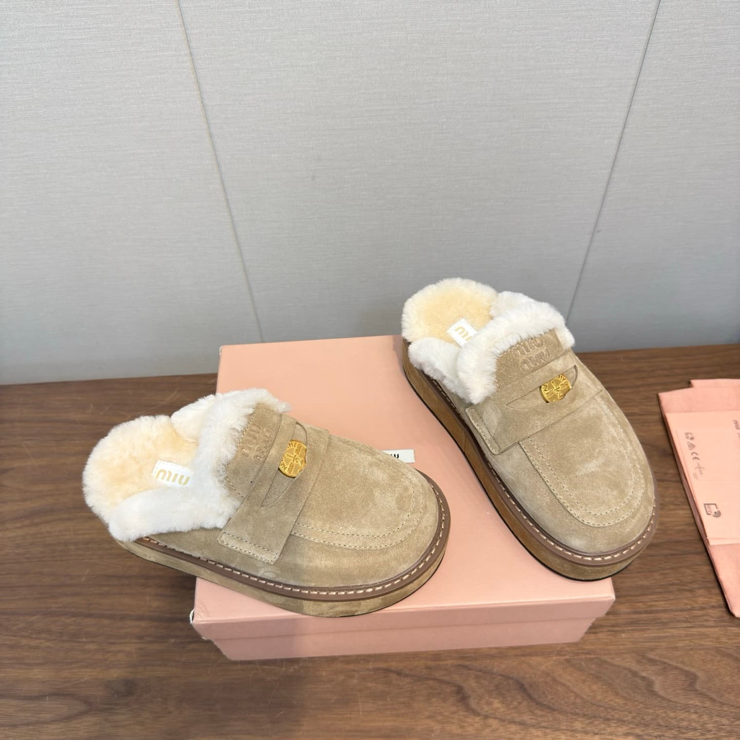 D10526 MiuMiu/缪缪’s latest popular autumn/winter bootie sandals made of fur — image 3
