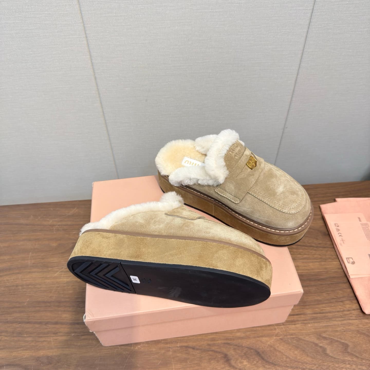 D10526 MiuMiu/缪缪’s latest popular autumn/winter bootie sandals made of fur — image 5