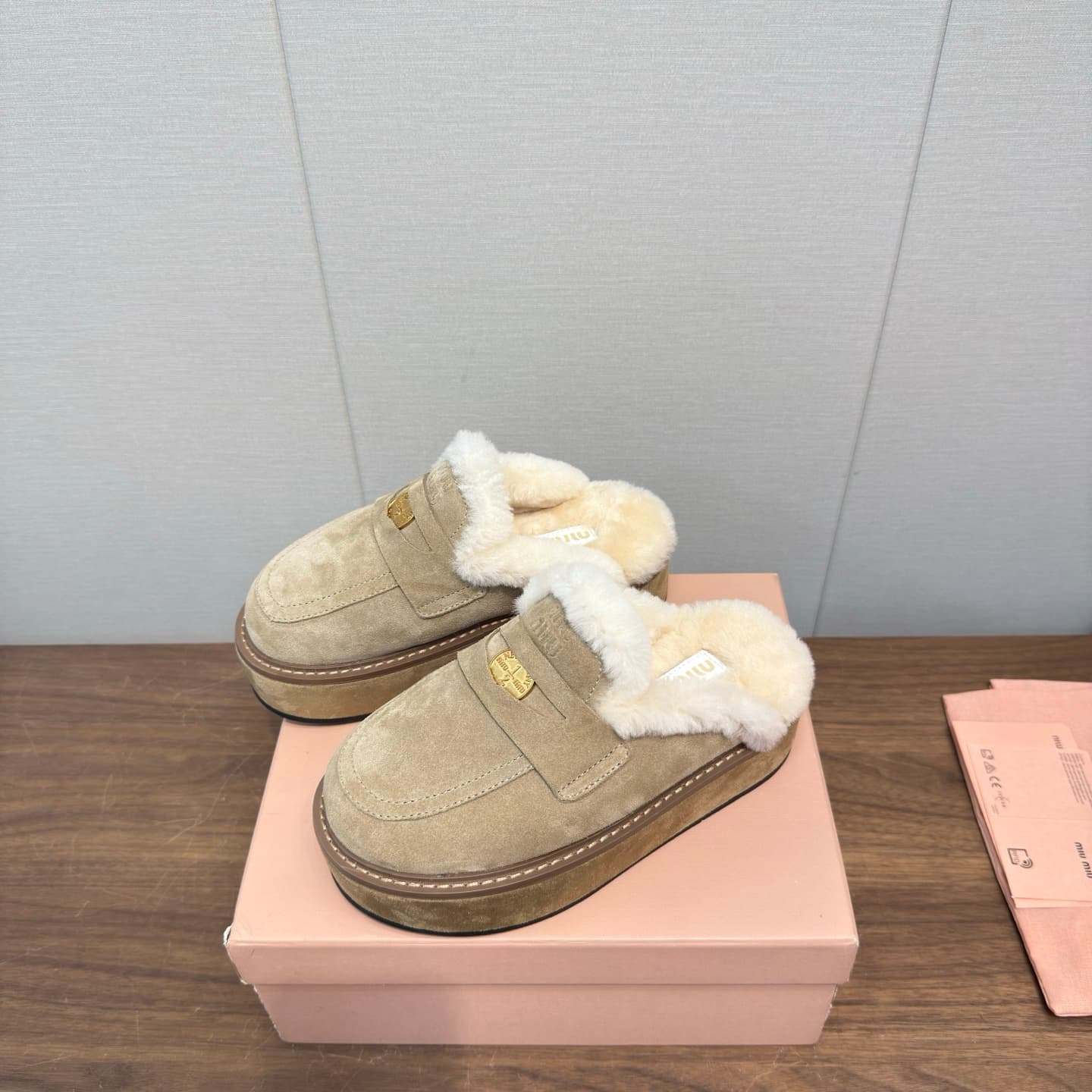 D10526 MiuMiu/缪缪’s latest popular autumn/winter bootie sandals made of fur — image 2