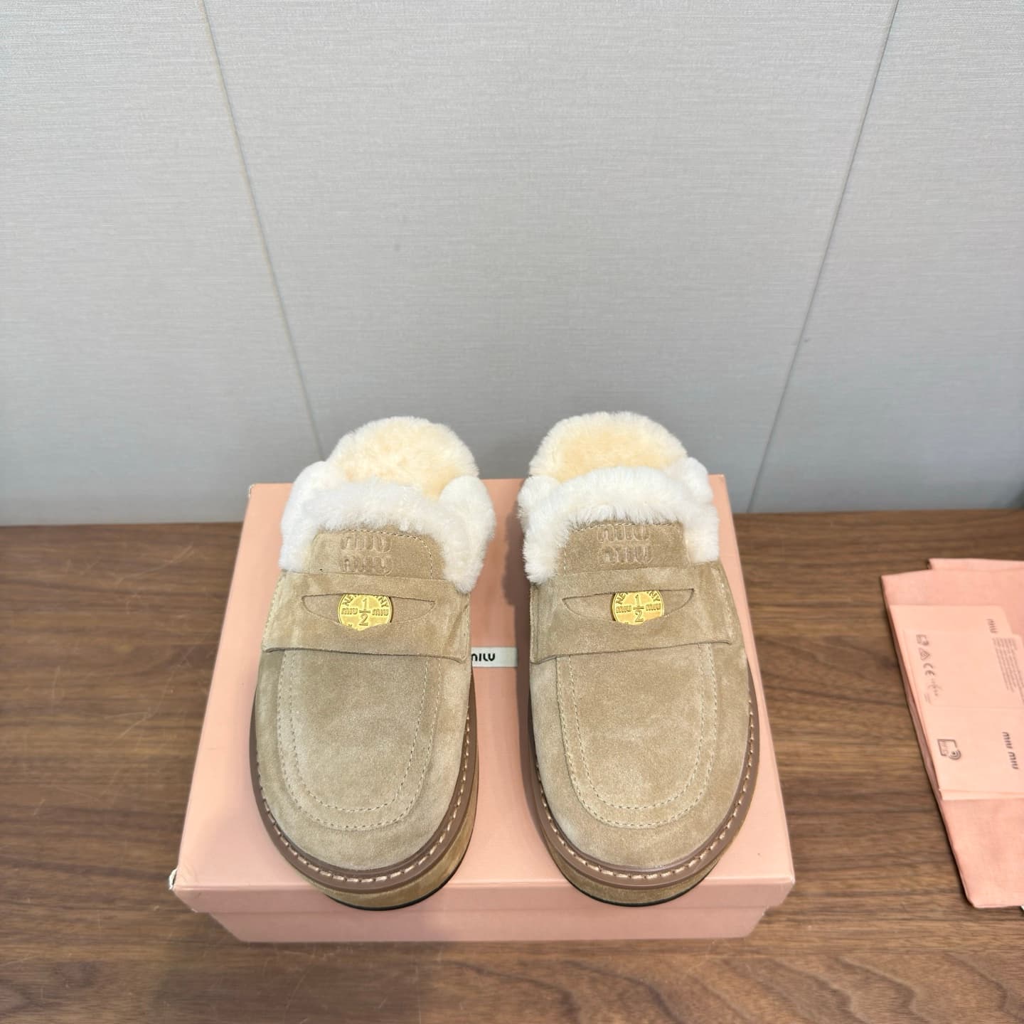 D10526 MiuMiu/缪缪’s latest popular autumn/winter bootie sandals made of fur — image 1