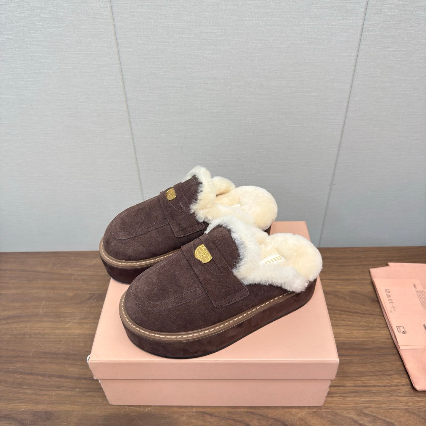 D10525 MiuMiu/Cool autumn and winter trendy Bocon Muler fur slippers — image 2