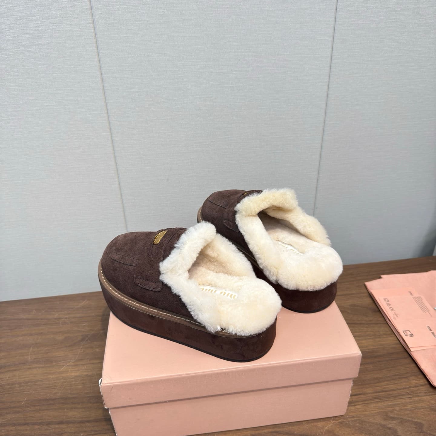 D10525 MiuMiu/Cool autumn and winter trendy Bocon Muler fur slippers — image 8