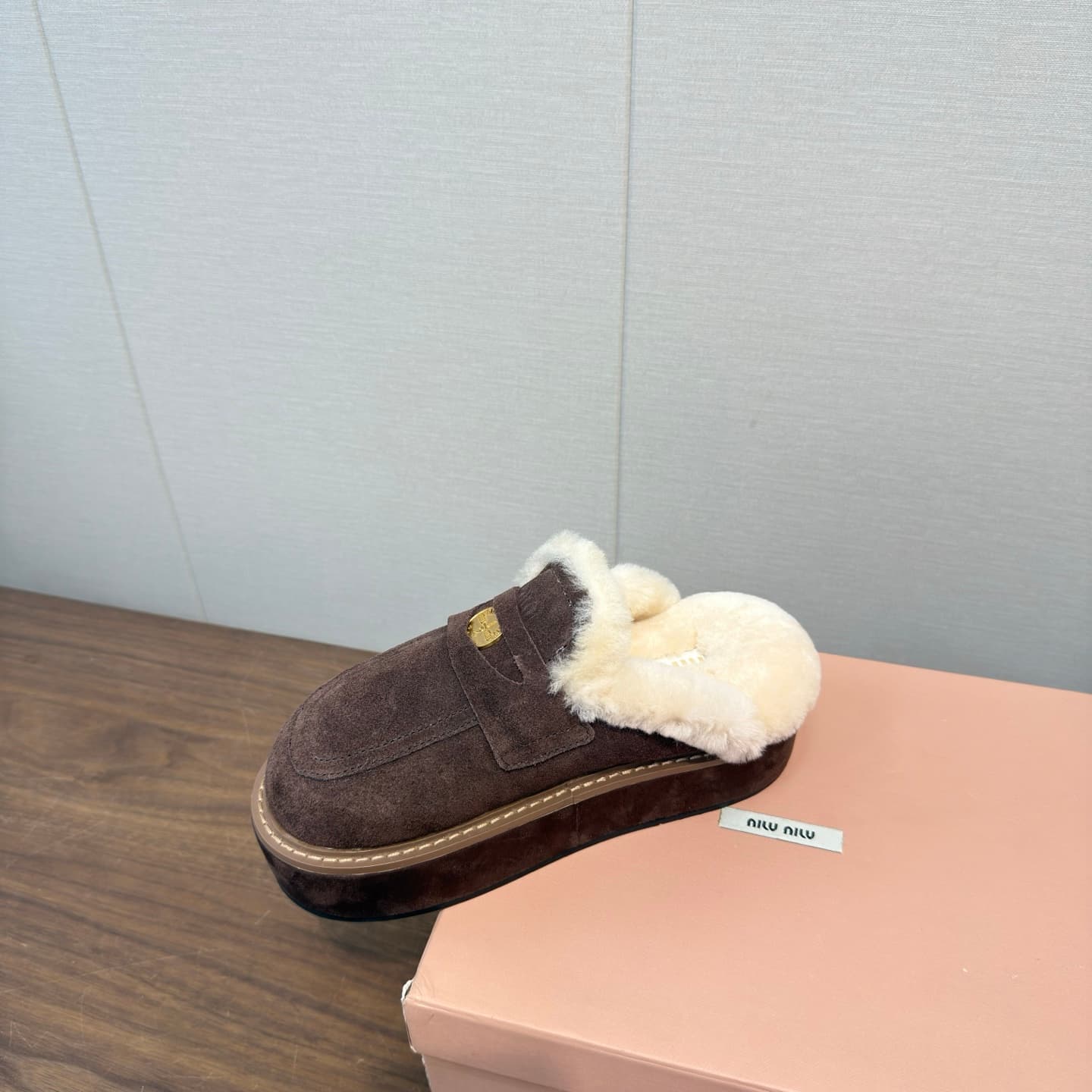D10525 MiuMiu/Cool autumn and winter trendy Bocon Muler fur slippers — image 4