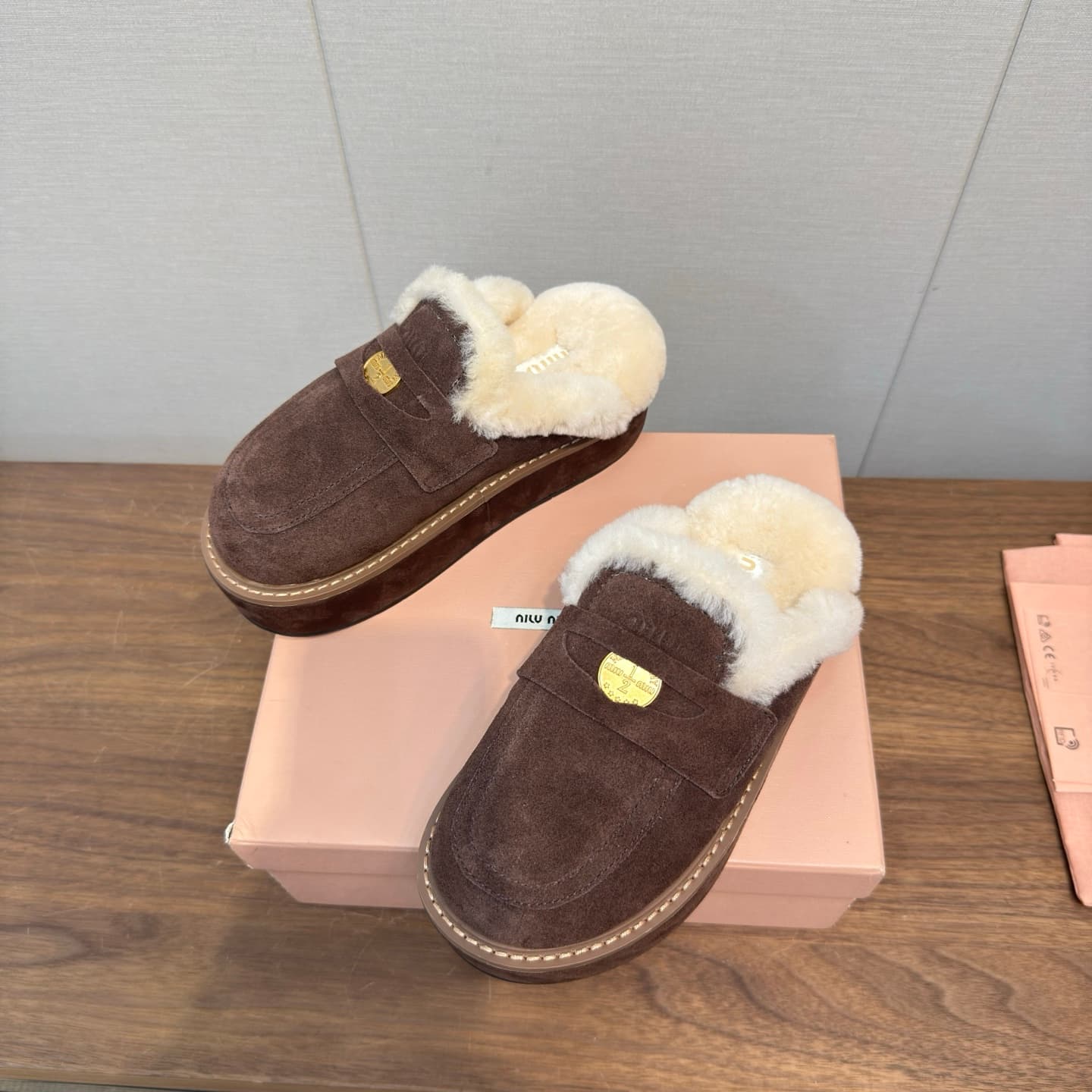 D10525 MiuMiu/Cool autumn and winter trendy Bocon Muler fur slippers — image 7