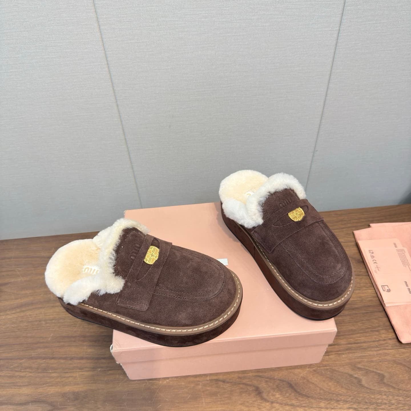 D10525 MiuMiu/Cool autumn and winter trendy Bocon Muler fur slippers — image 3