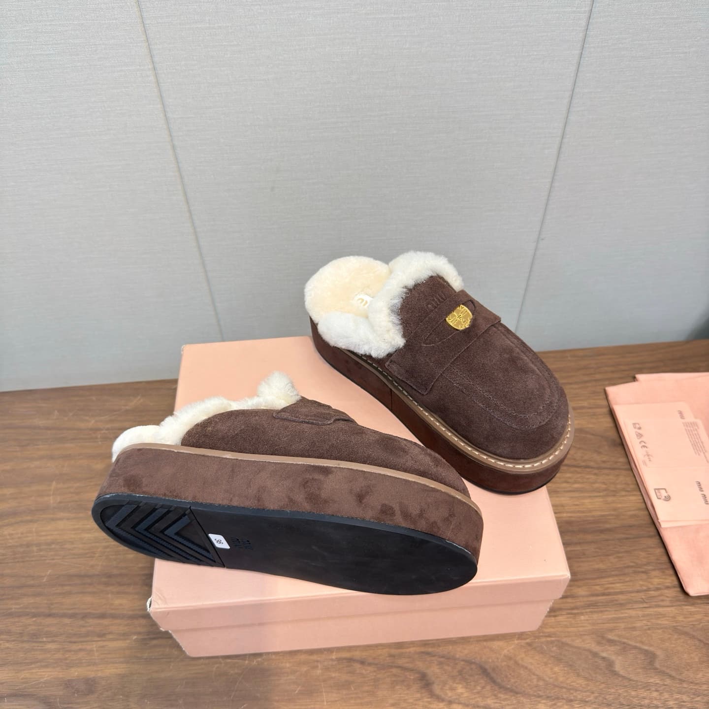 D10525 MiuMiu/Cool autumn and winter trendy Bocon Muler fur slippers — image 5