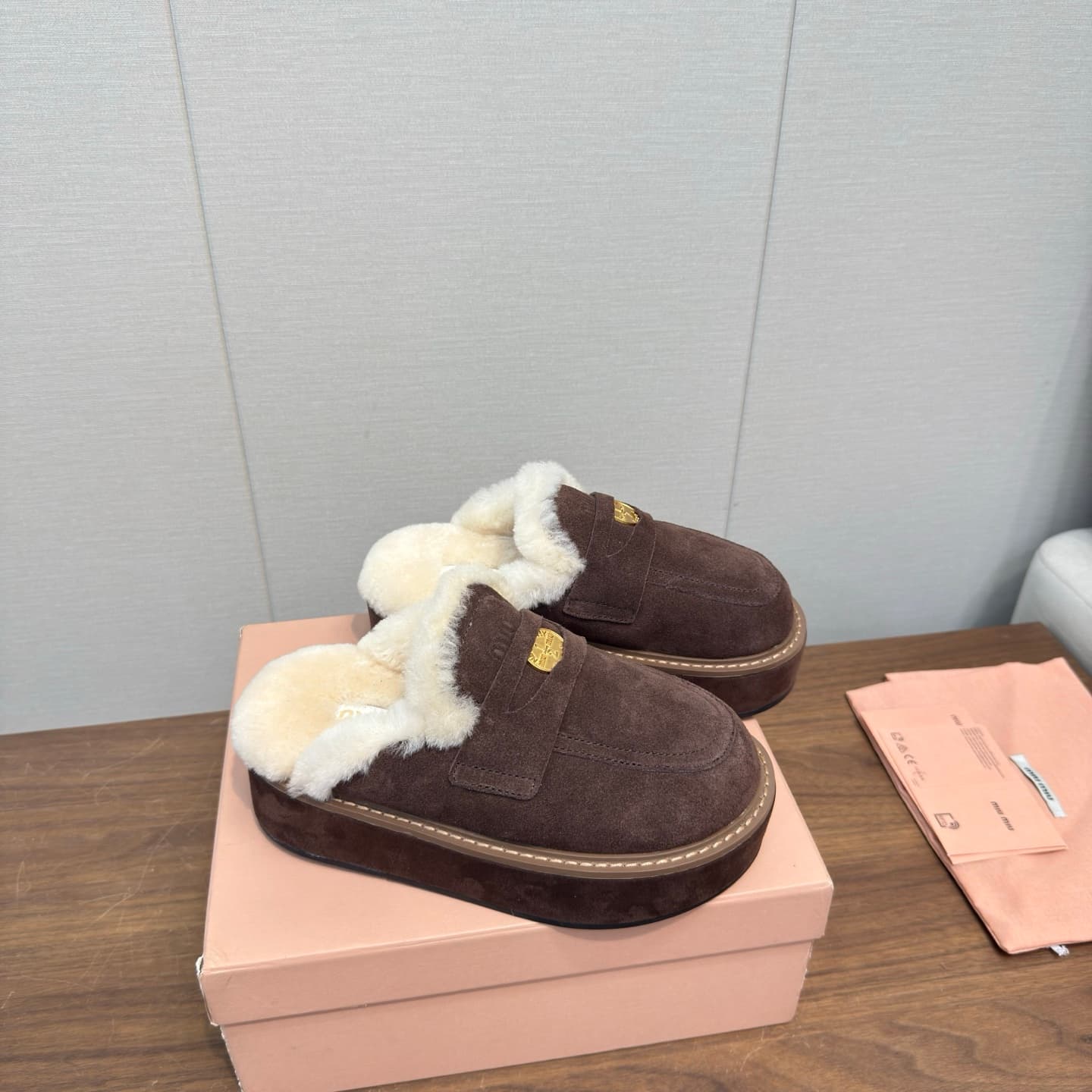 D10525 MiuMiu/Cool autumn and winter trendy Bocon Muler fur slippers — image 6