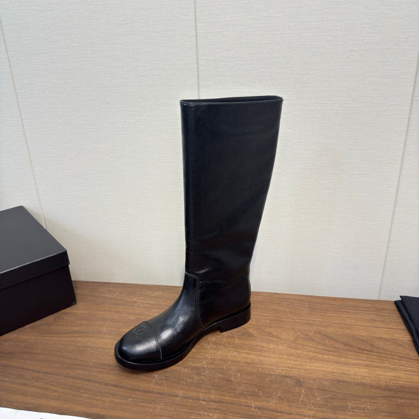 D8803 Chanel 26 b Early Autumn/Winter Boots, Vintage Style, Riding Boots — image 4