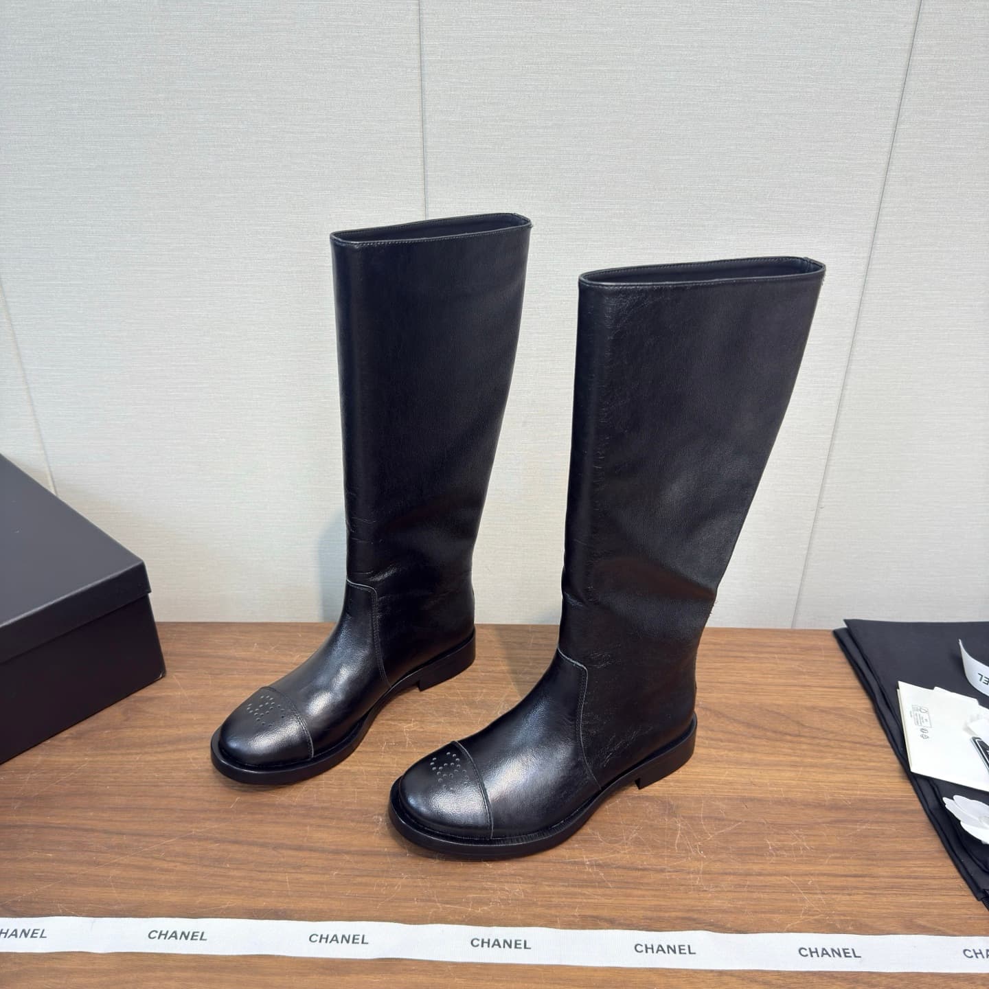 D8803 Chanel 26 b Early Autumn/Winter Boots, Vintage Style, Riding Boots — image 2