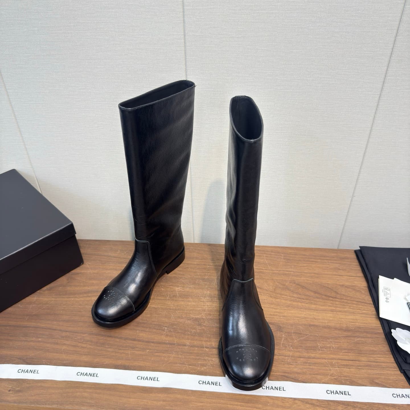 D8803 Chanel 26 b Early Autumn/Winter Boots, Vintage Style, Riding Boots — image 7