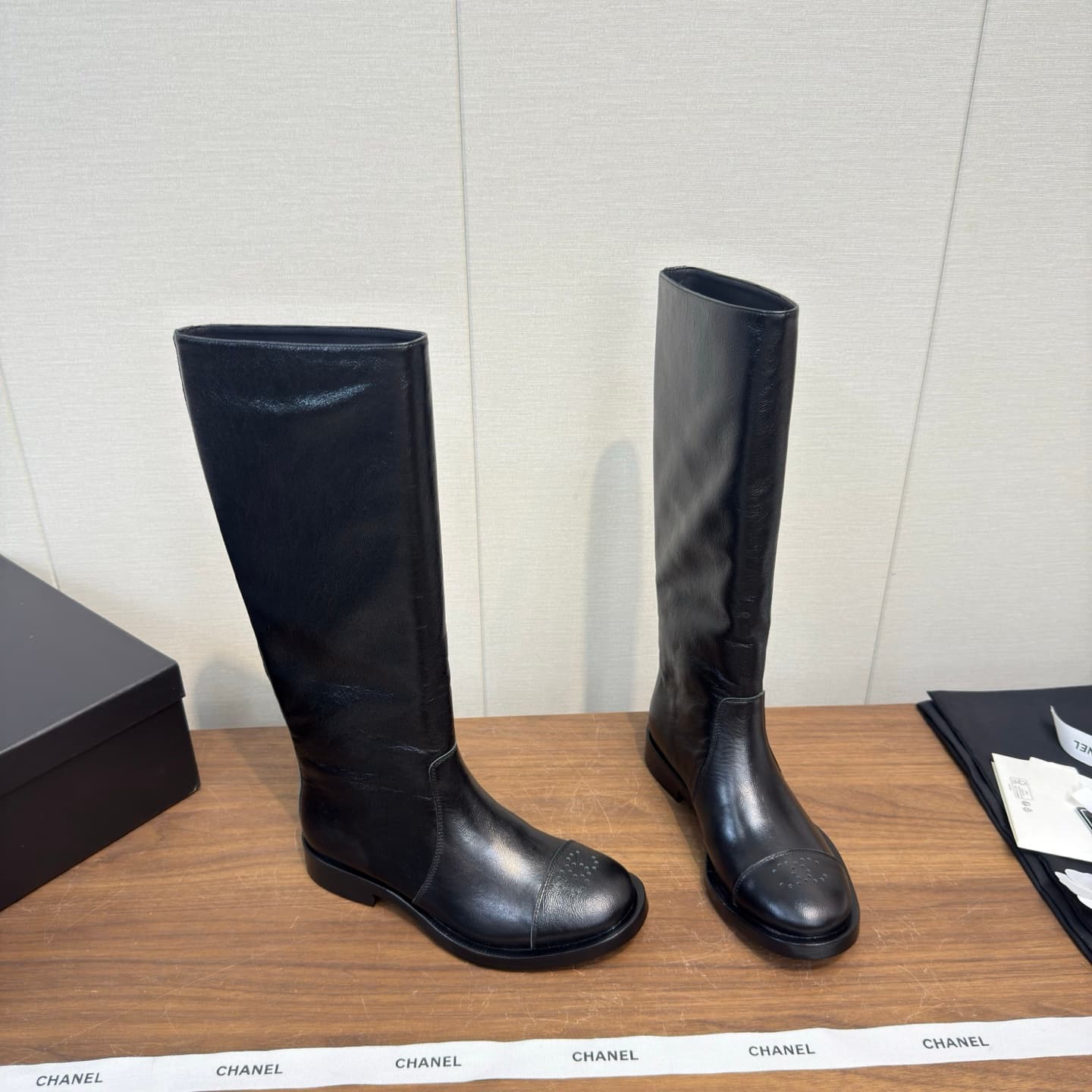 D8803 Chanel 26 b Early Autumn/Winter Boots, Vintage Style, Riding Boots — image 3