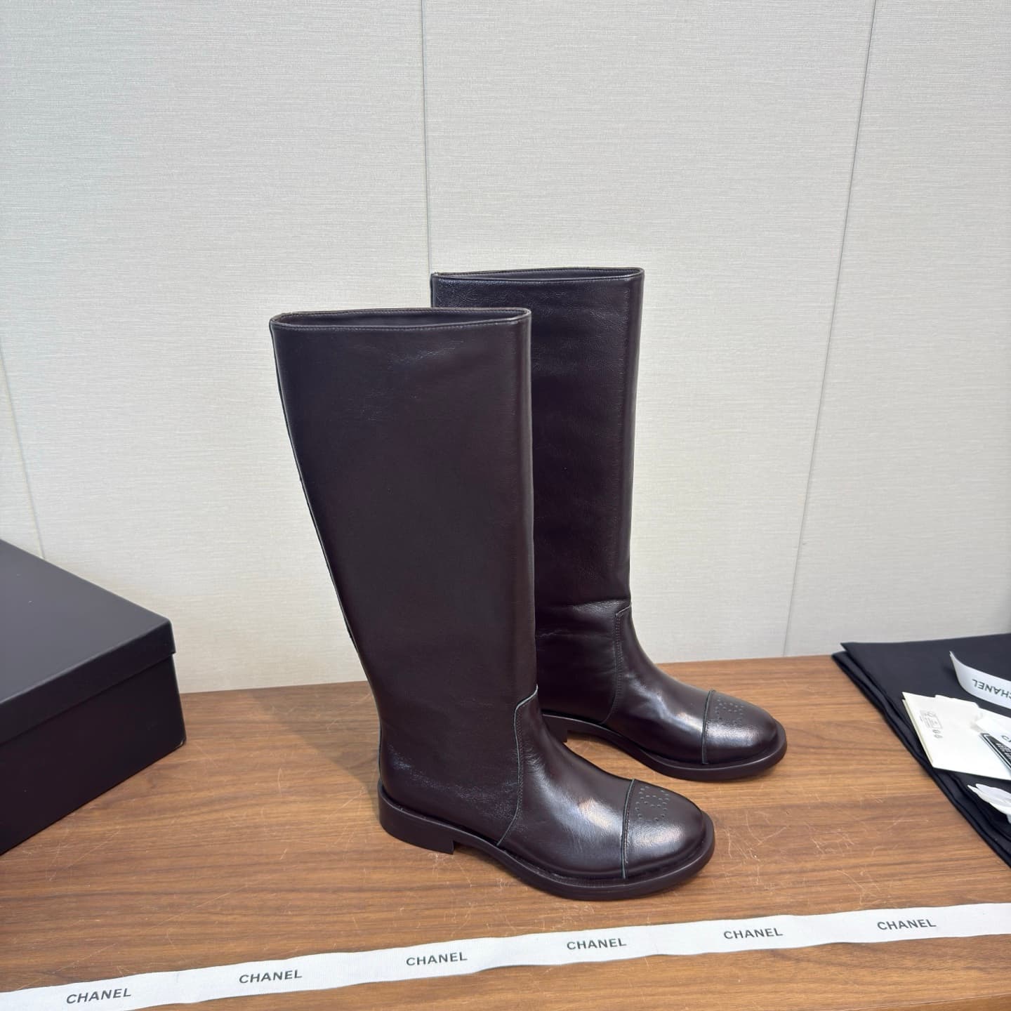 D8802 Chanel 26 b Early Autumn/Winter Boots, Vintage Style, Rider Boots — image 6