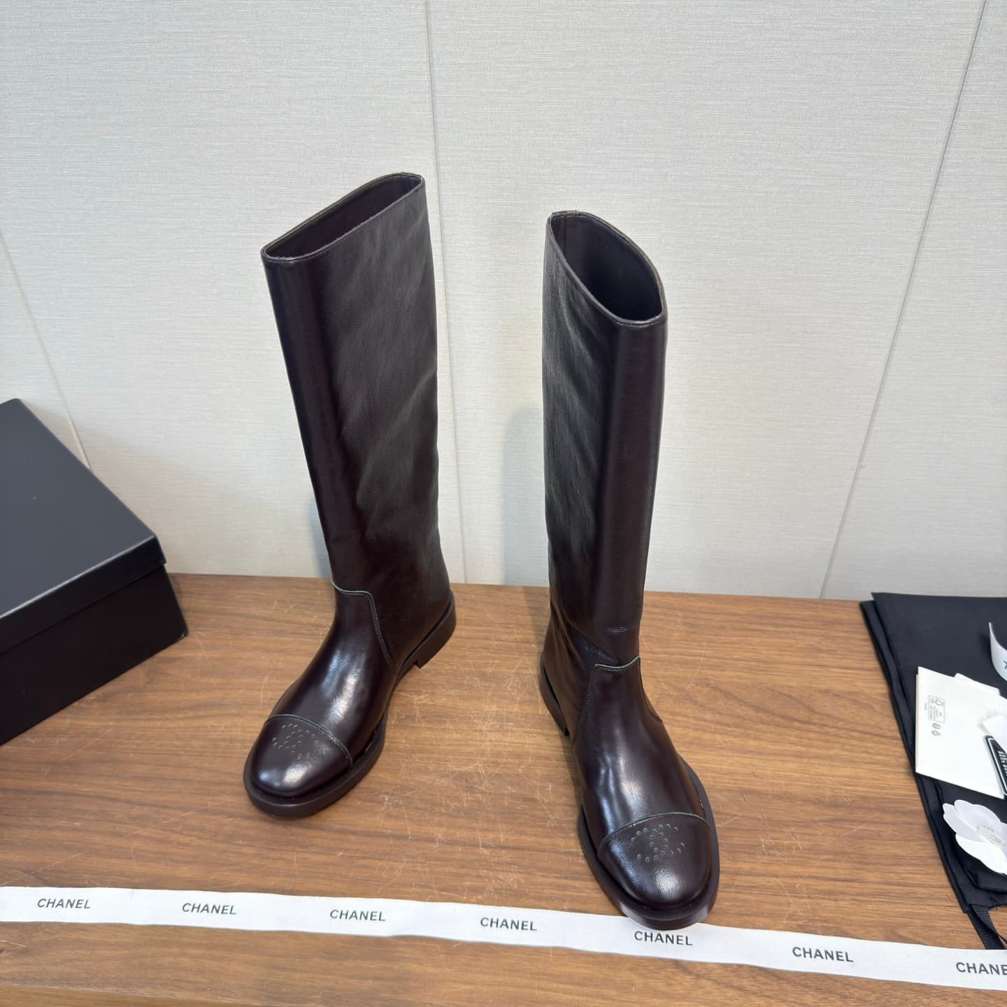 D8802 Chanel 26 b Early Autumn/Winter Boots, Vintage Style, Rider Boots — image 7