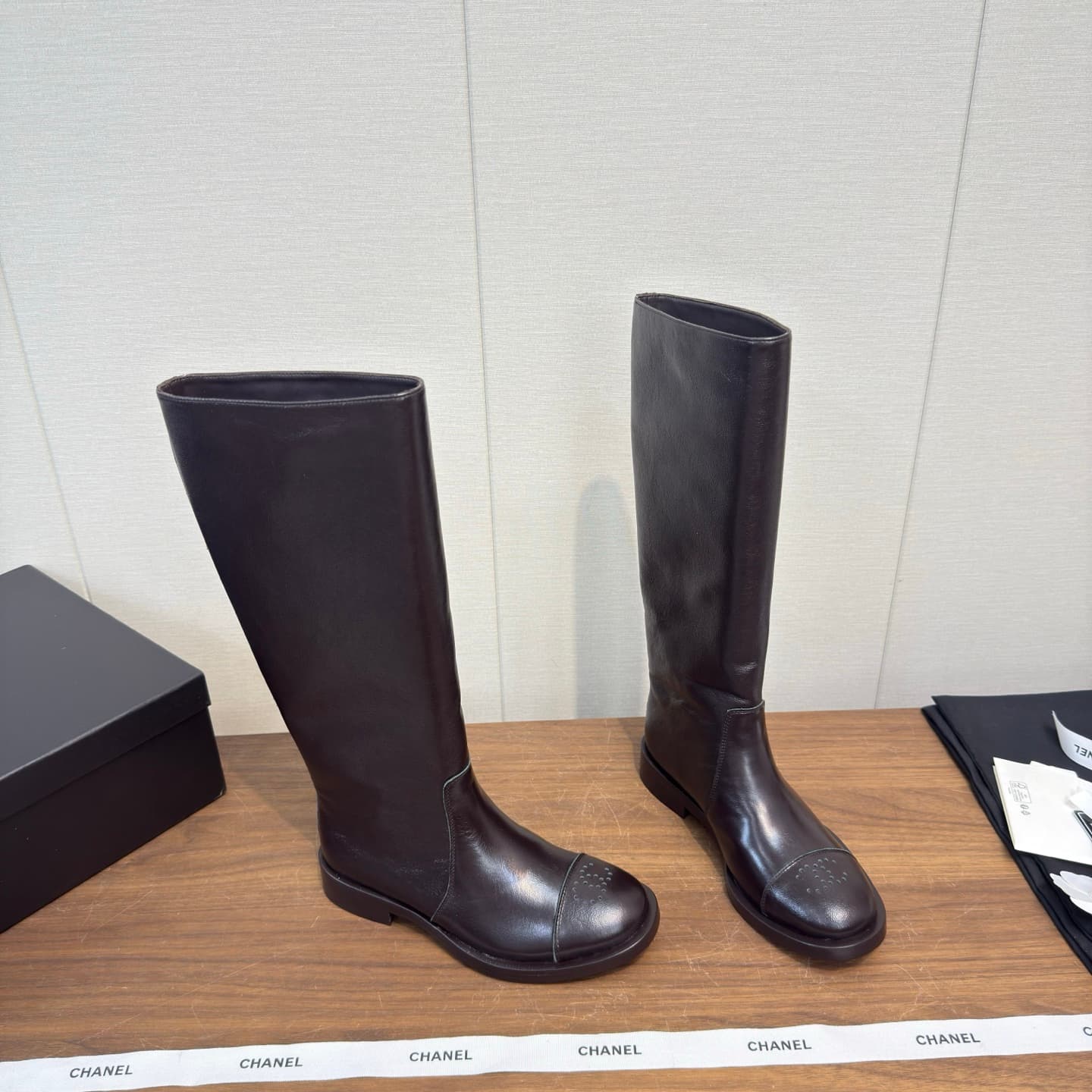 D8802 Chanel 26 b Early Autumn/Winter Boots, Vintage Style, Rider Boots — image 3