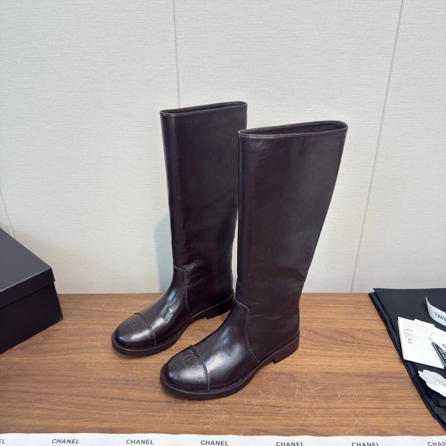 D8802 Chanel 26 b Early Autumn/Winter Boots, Vintage Style, Rider Boots — image 2