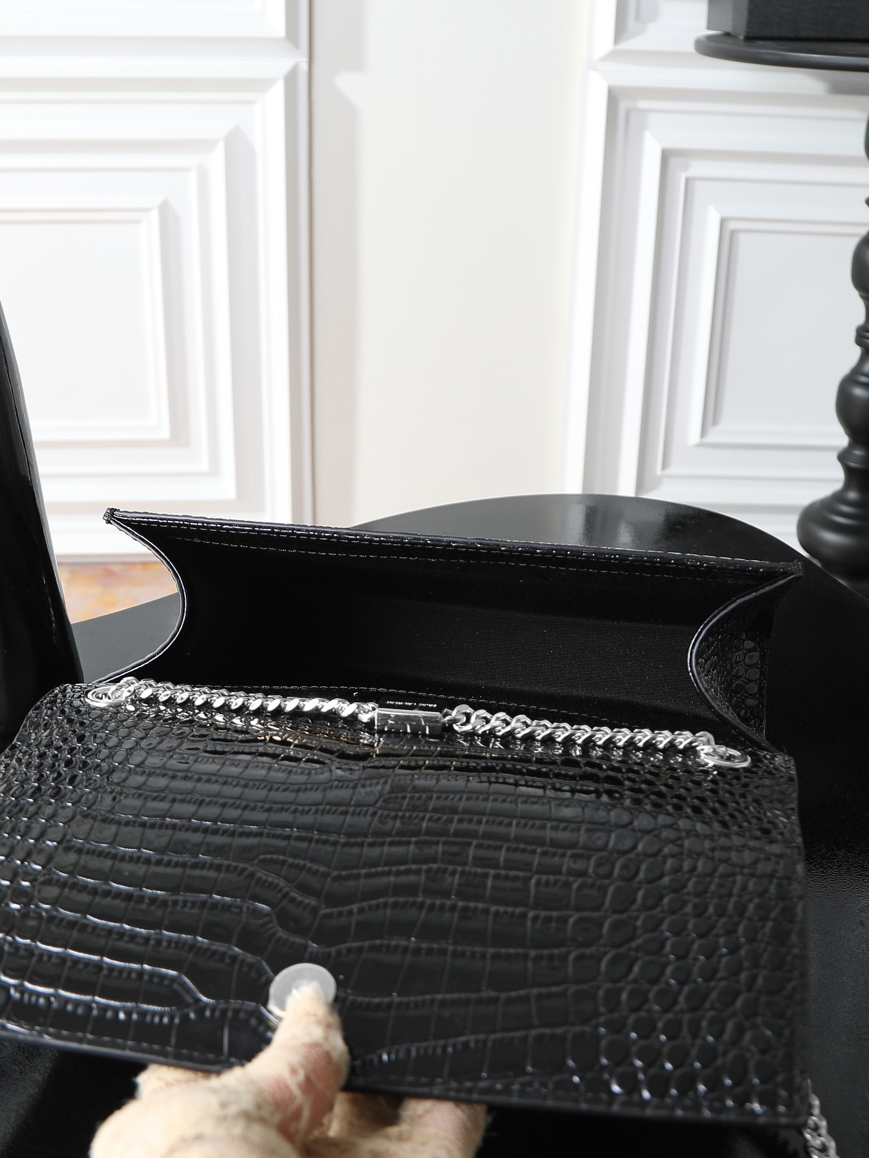 C8448 Black crocodile-patterned silver buttons · 24cm 【Eternal Classic】KATE is definitely Yang Shulin’s eternal classic model – never out of style, a must-have item! A necessity for everyone! Whether it’s ten years ago or ten years from now, KATE remains  — image 2
