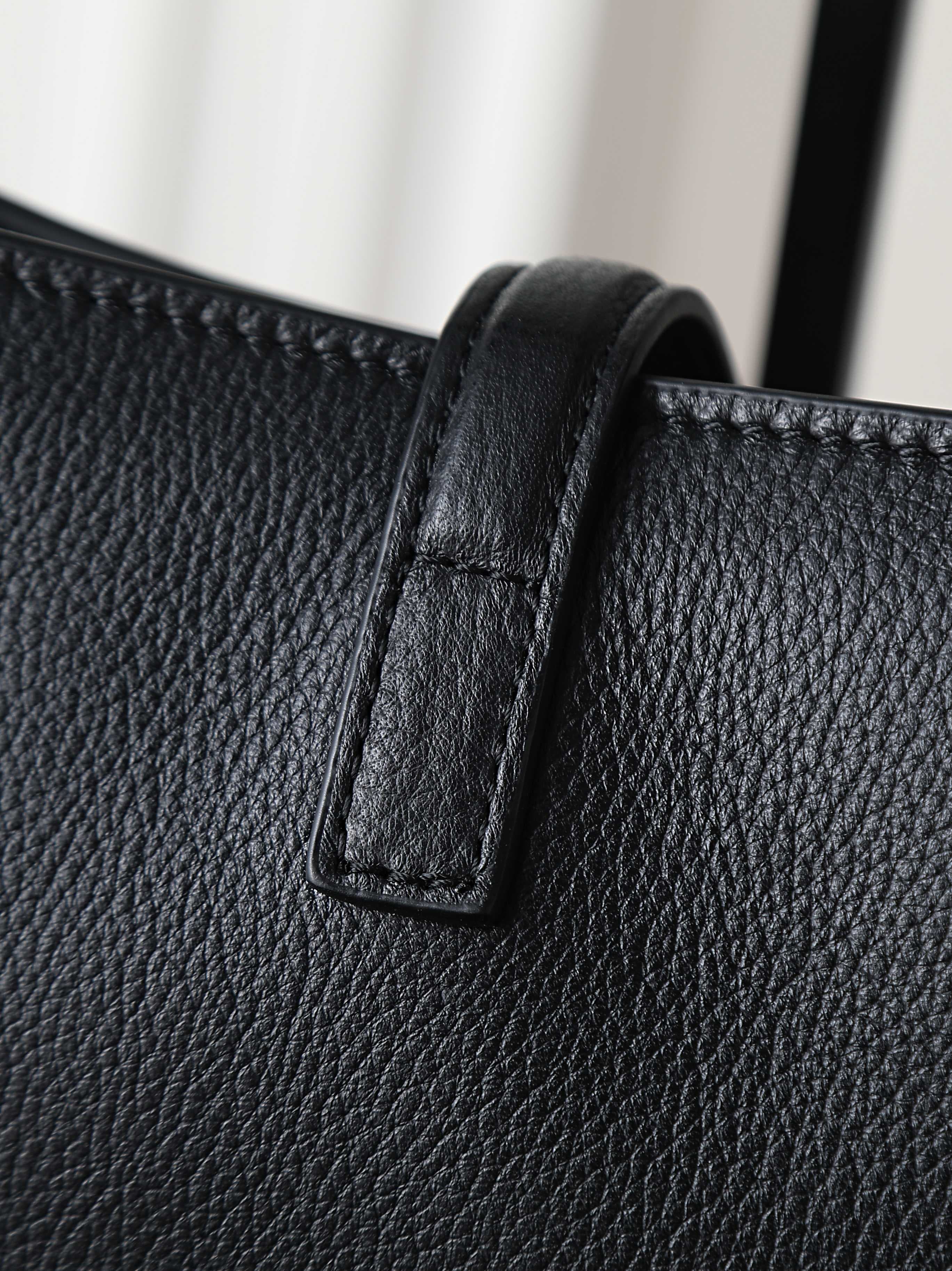 C8504 Medium size, black with gold buttons· — image 6