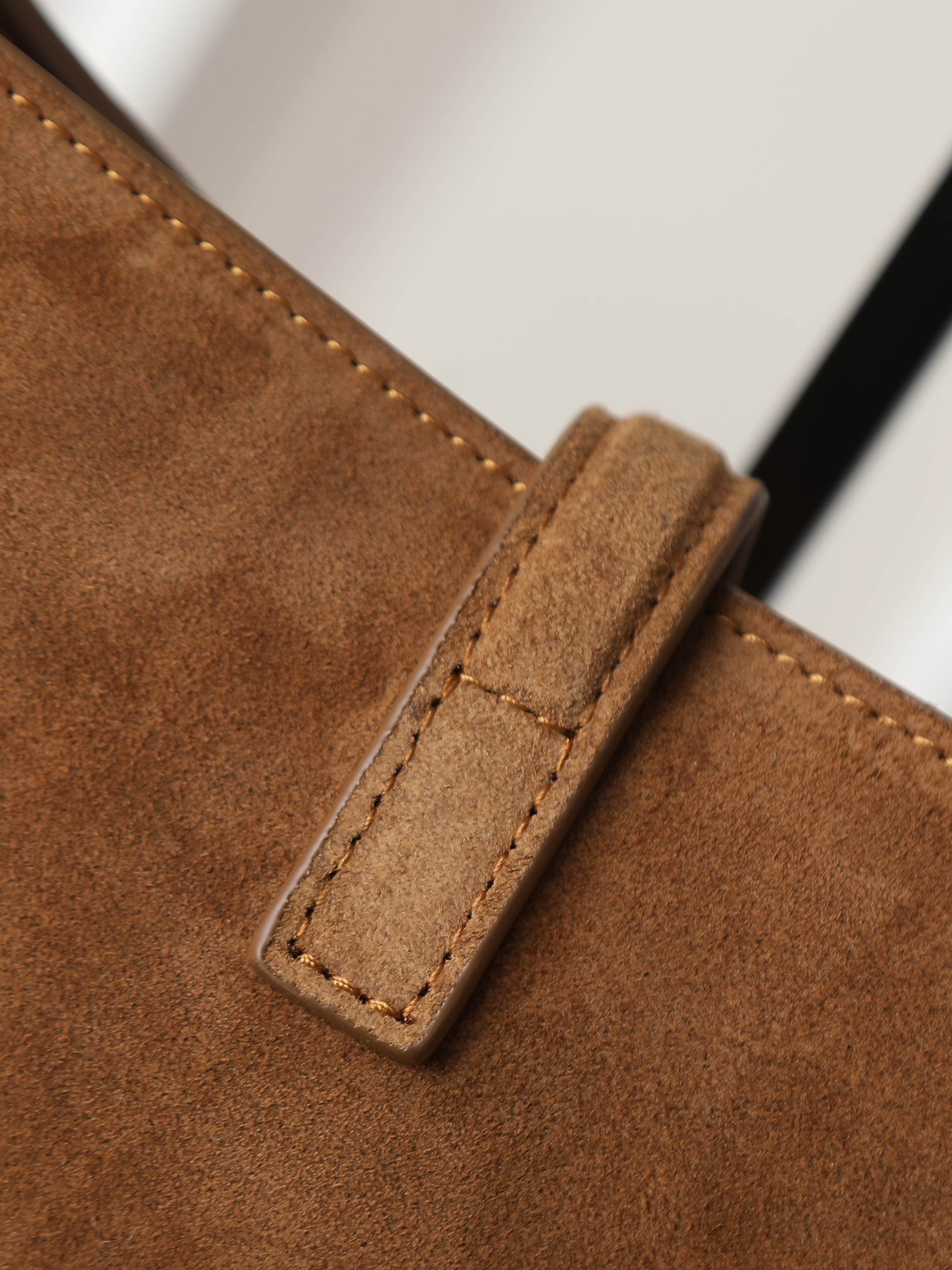 C8500 Medium-sized frosted suede gold buttons — image 8