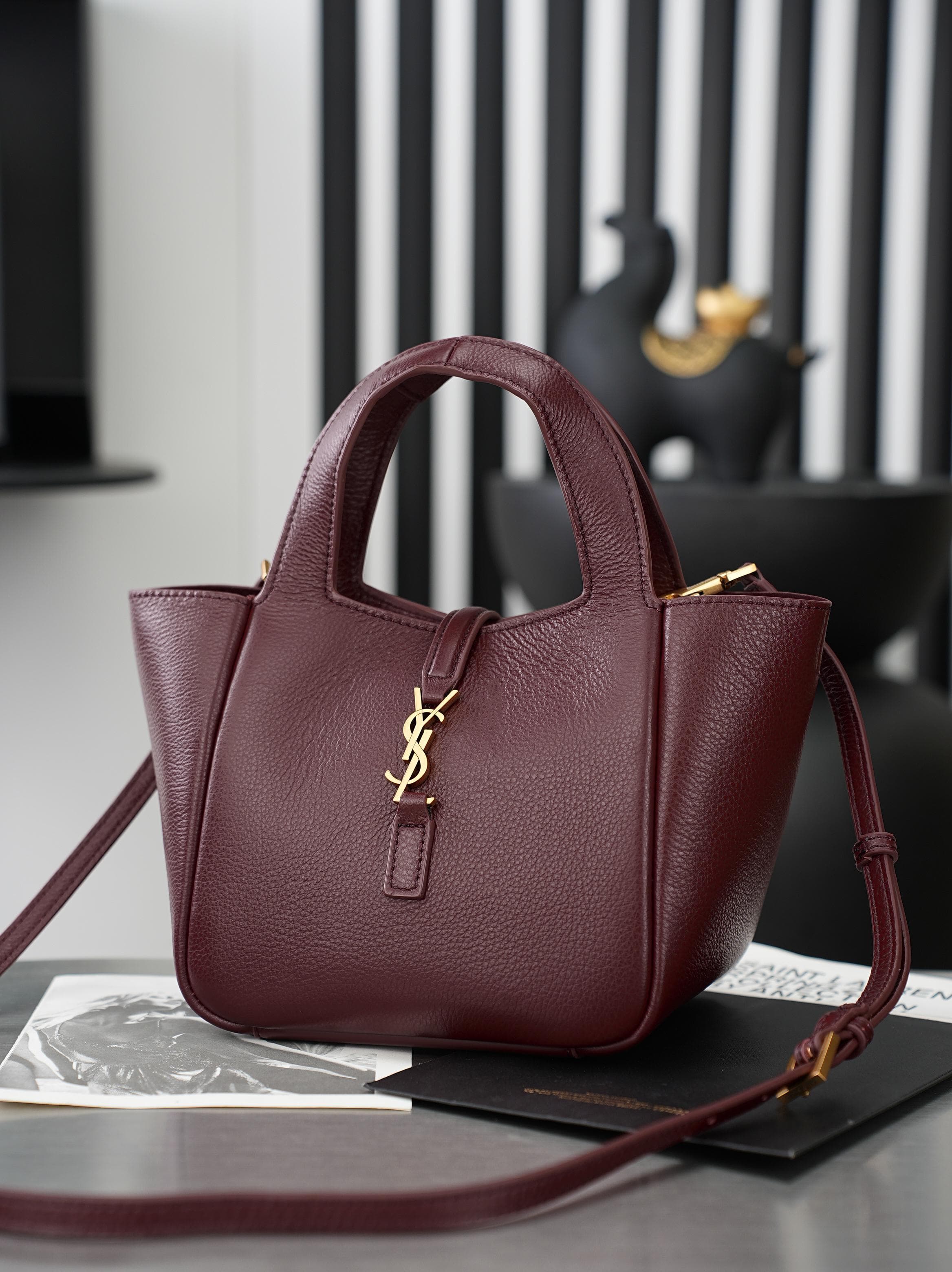 C8485 Small wine-red gold buttons — image 3