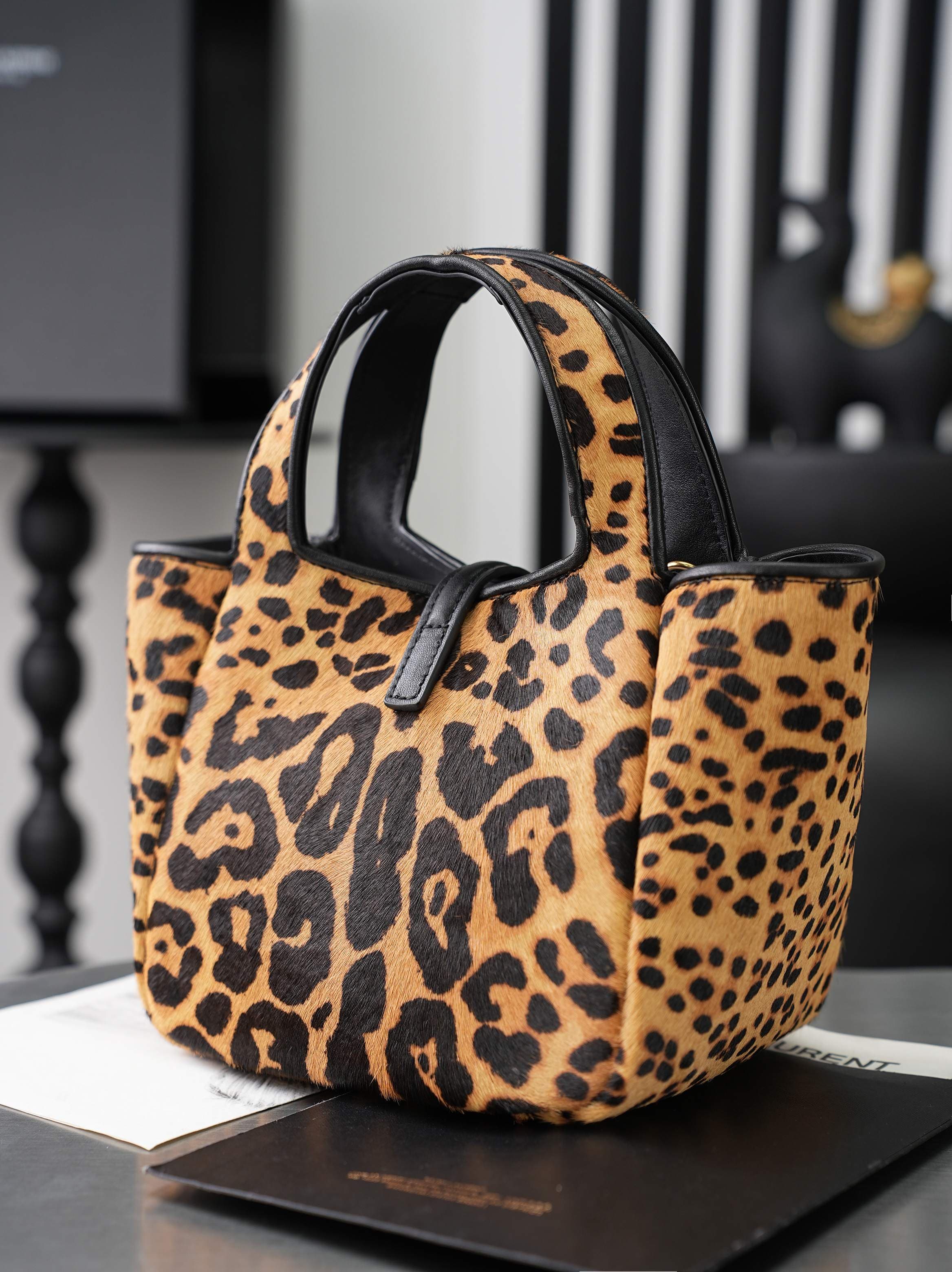C8476 The iconic LE 5 À 7 BEA version in the BB style features leopard-patterned ponytail leather, Kasande hook fastenings, and leather lining. — image 4