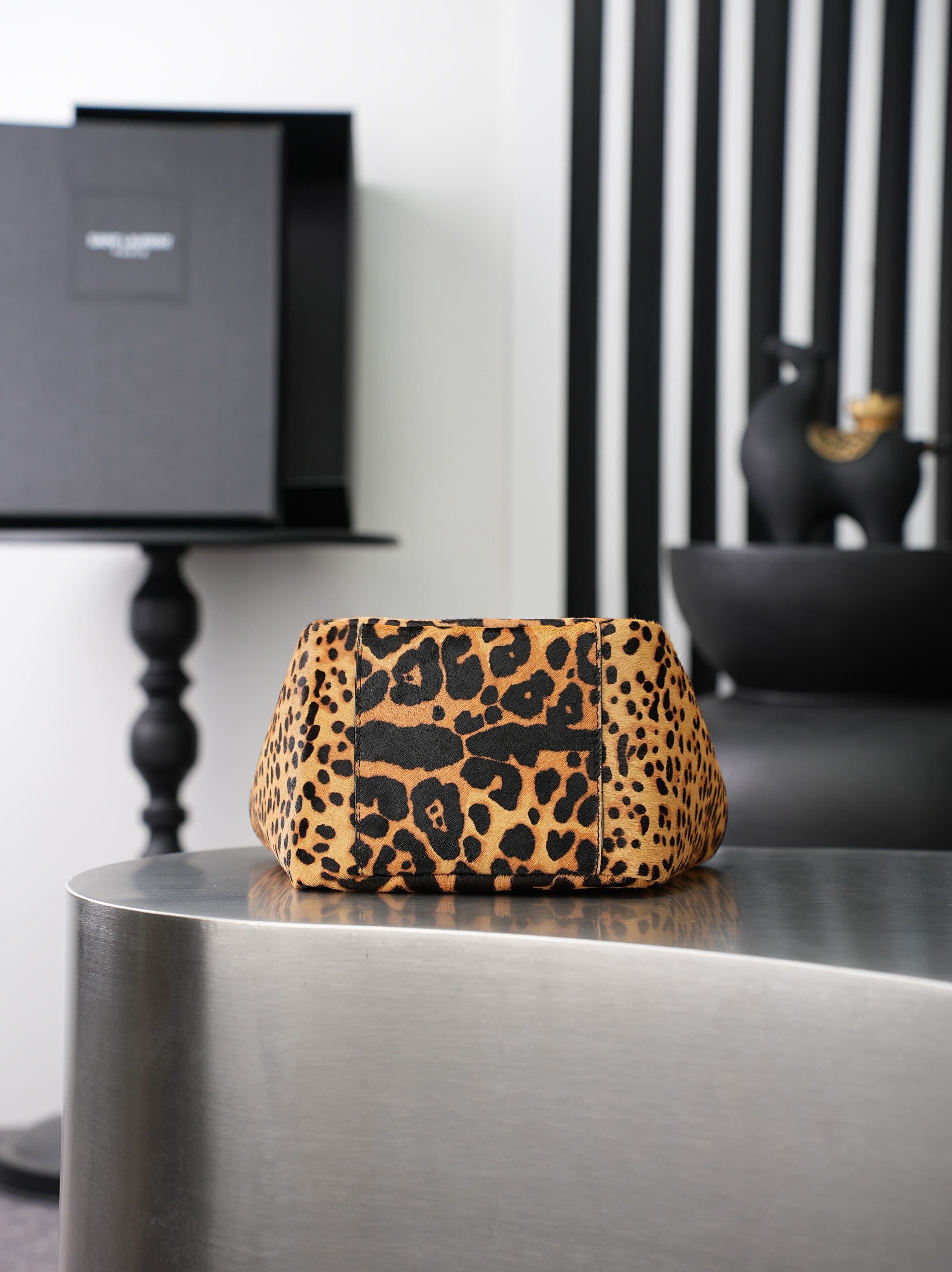 C8476 The iconic LE 5 À 7 BEA version in the BB style features leopard-patterned ponytail leather, Kasande hook fastenings, and leather lining. — image 2