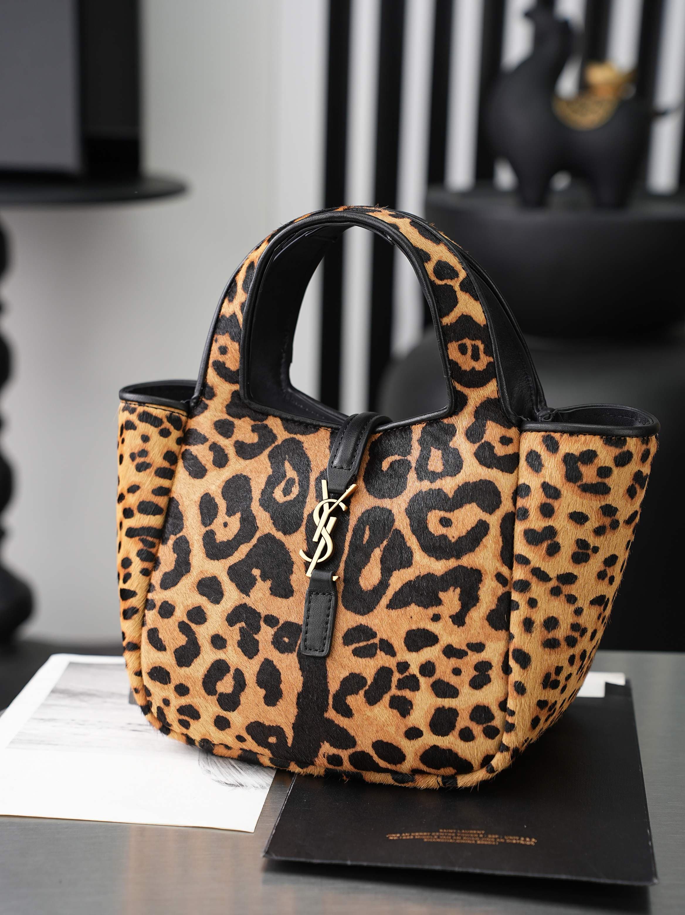 C8476 The iconic LE 5 À 7 BEA version in the BB style features leopard-patterned ponytail leather, Kasande hook fastenings, and leather lining. — image 3