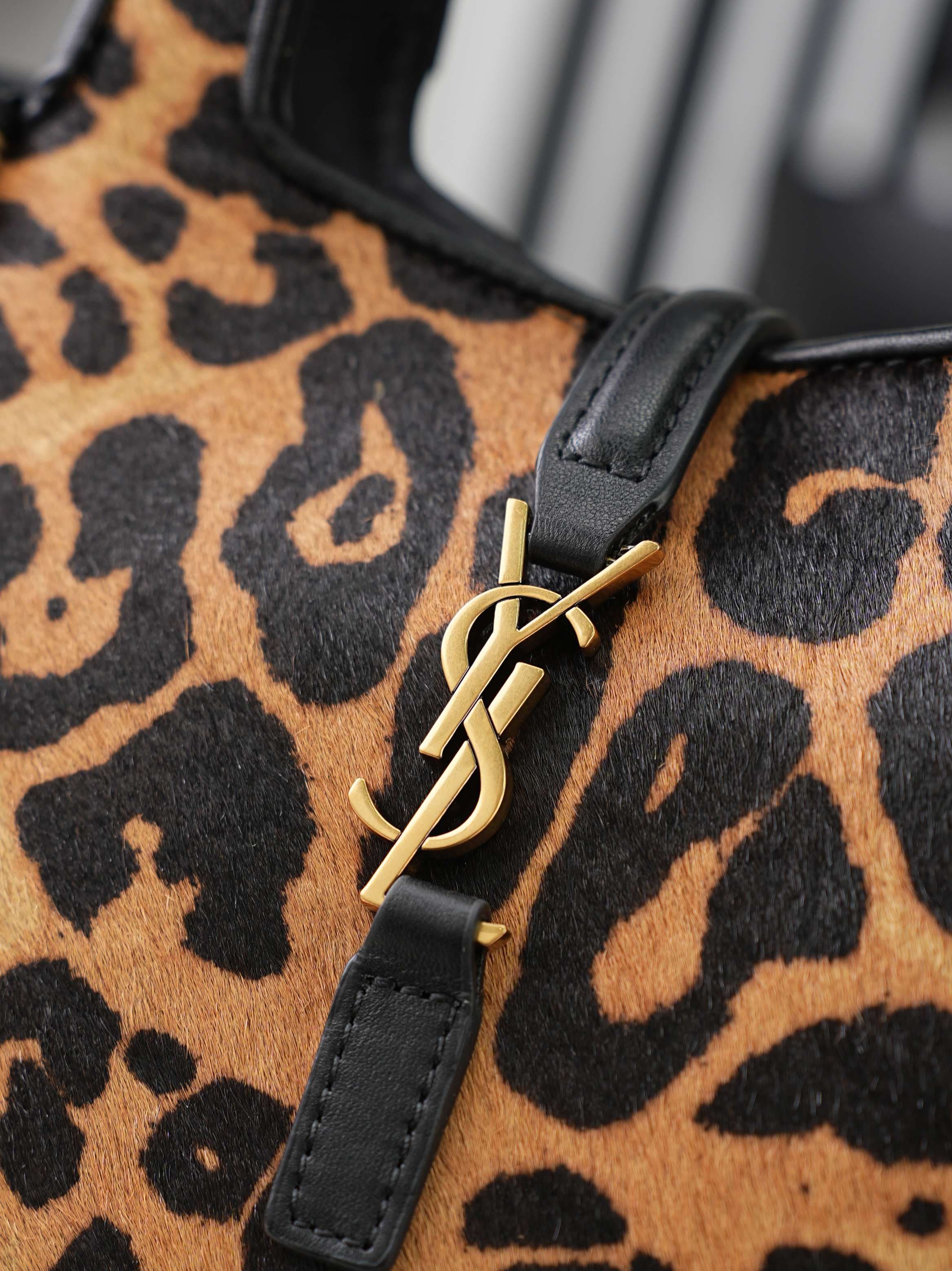 C8476 The iconic LE 5 À 7 BEA version in the BB style features leopard-patterned ponytail leather, Kasande hook fastenings, and leather lining. — image 5