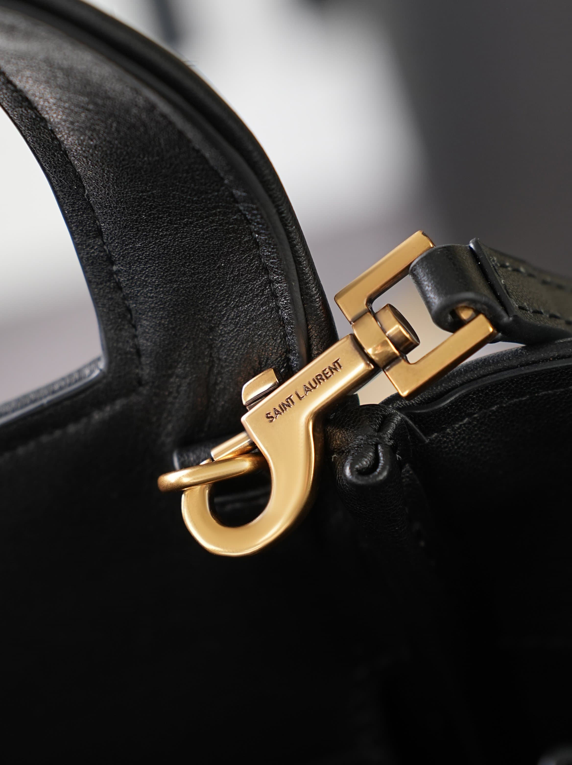 C8476 The iconic LE 5 À 7 BEA version in the BB style features leopard-patterned ponytail leather, Kasande hook fastenings, and leather lining. — image 8