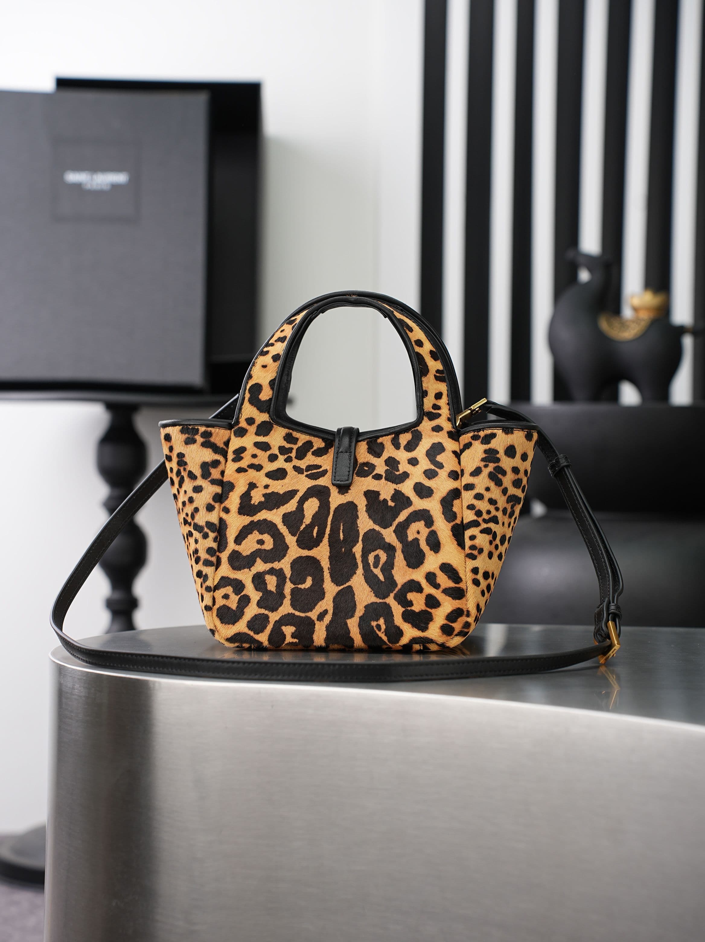 C8476 The iconic LE 5 À 7 BEA version in the BB style features leopard-patterned ponytail leather, Kasande hook fastenings, and leather lining. — image 6