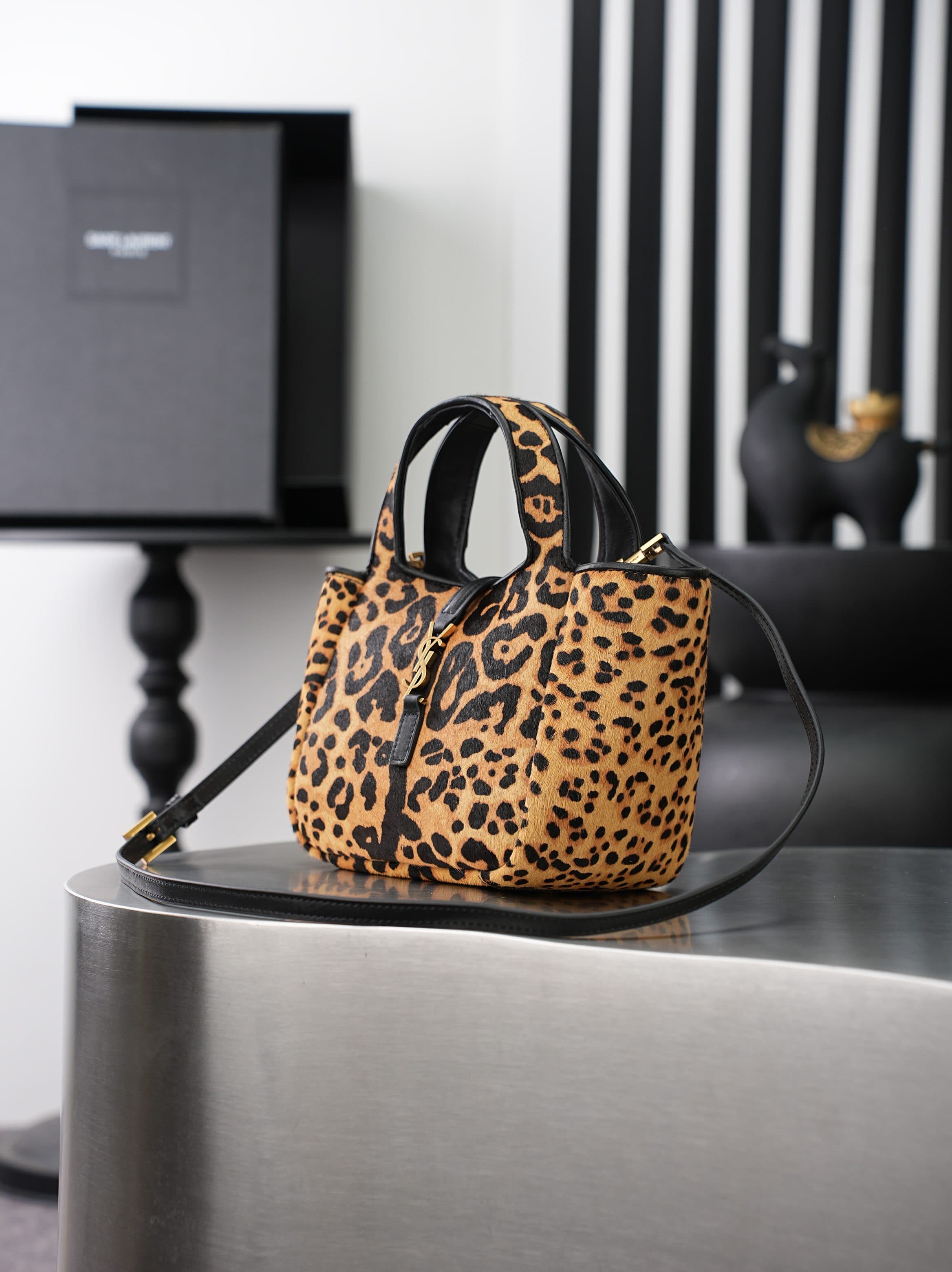 C8476 The iconic LE 5 À 7 BEA version in the BB style features leopard-patterned ponytail leather, Kasande hook fastenings, and leather lining. — image 7