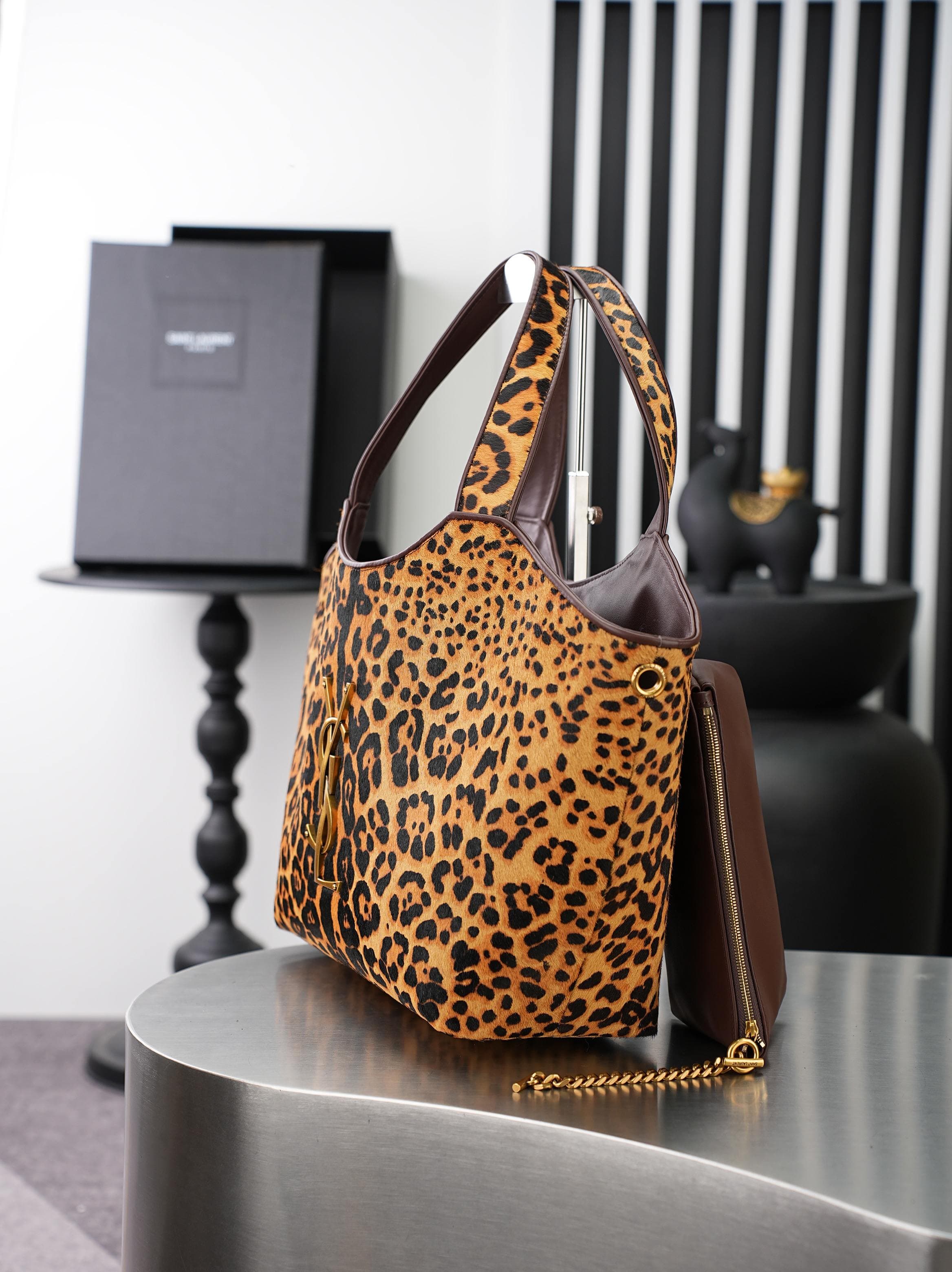C8465 YSL BEA handbag, featuring leopard print horsehair material and black leather handles, with a metallic logo that stands out clearly! Vintage yet wild, it looks great paired with sweaters, coats, or dresses in autumn and winter✨. It has an appropriat — image 2